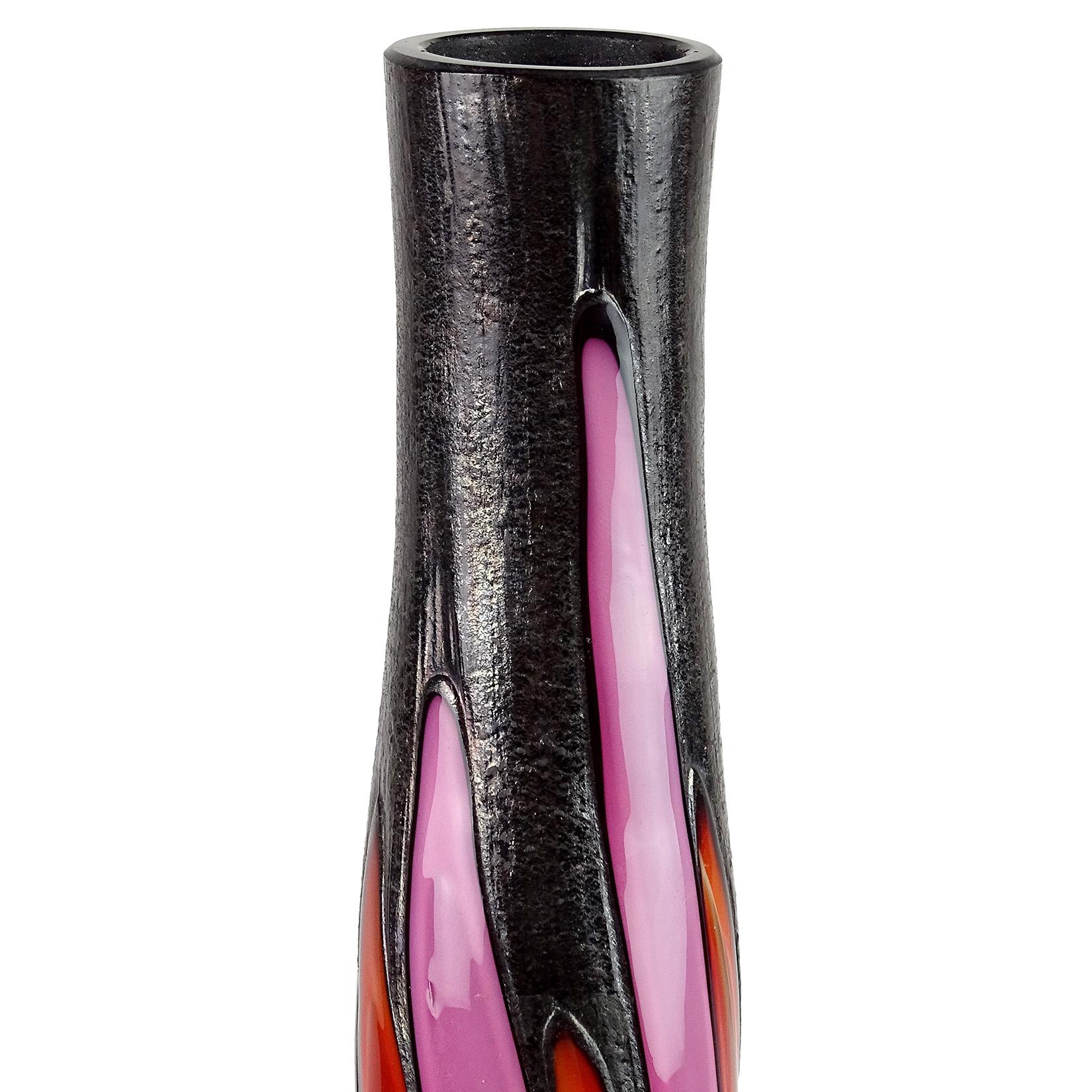Precioso y rarísimo decantador de cristal artístico italiano de Murano soplado a mano con manchas rosas y rojas anaranjadas sobre superficie negra. Documentado al diseñador Ermanno Toso para la empresa Fratelli Toso. El diseño está publicado en