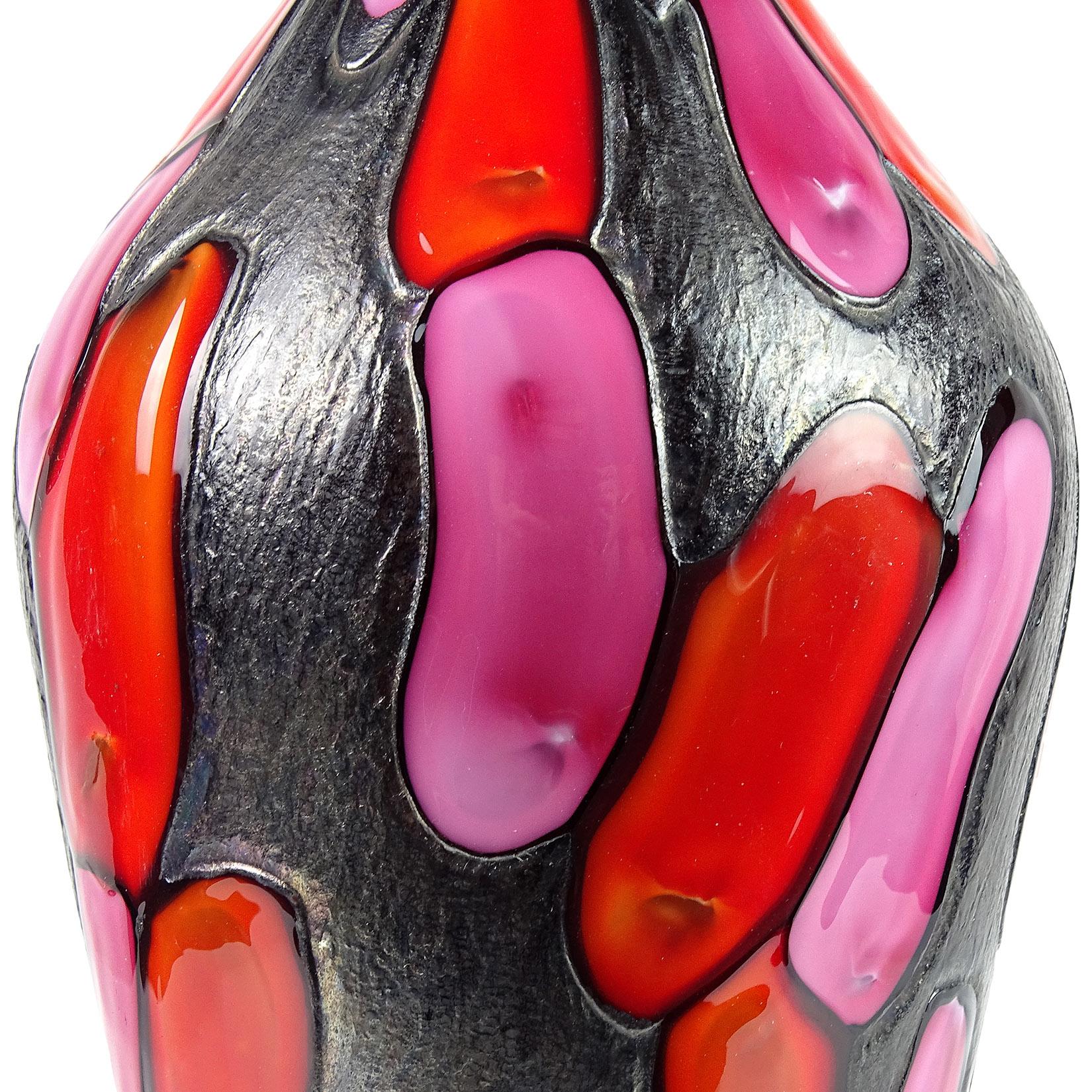 Decantador de cristal artístico italiano Ermanno Toso rosa rojo naranja metálico negro de Murano Moderno de mediados de siglo en venta