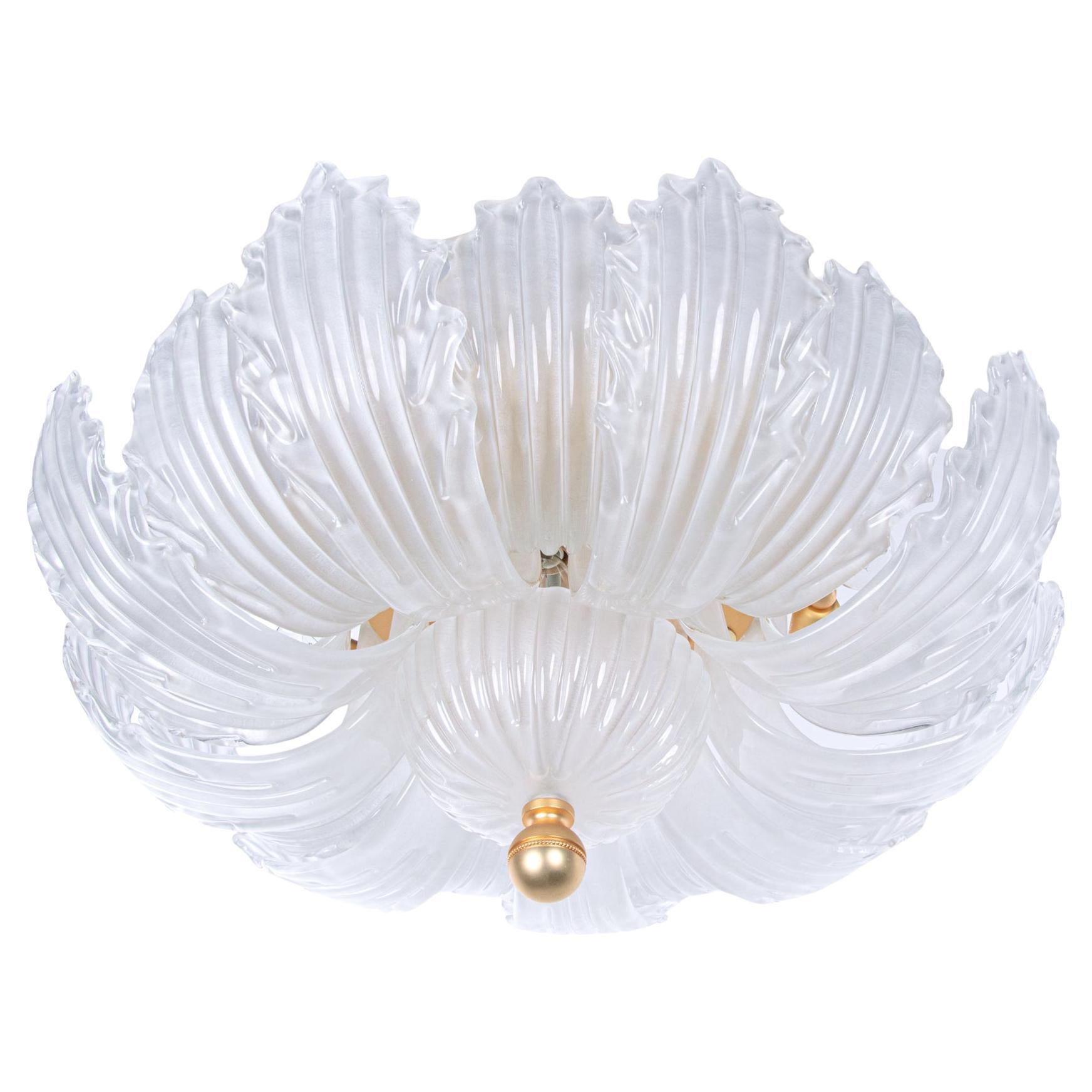 Äußerst elegante Murano-Deckenleuchte mit 18 geätzten, satinierten, mundgeblasenen Murano-Glasblättern und einer Schale auf einem mattierten, goldenen Messingrahmen. . Starke Leistung. Hat 15 Steckdosen. In sehr gutem Zustand. Der Kronleuchter