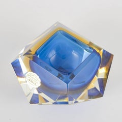Murano. Facettierte Kunstglasschale in Blau- und Goldtönen, 1970er Jahre.