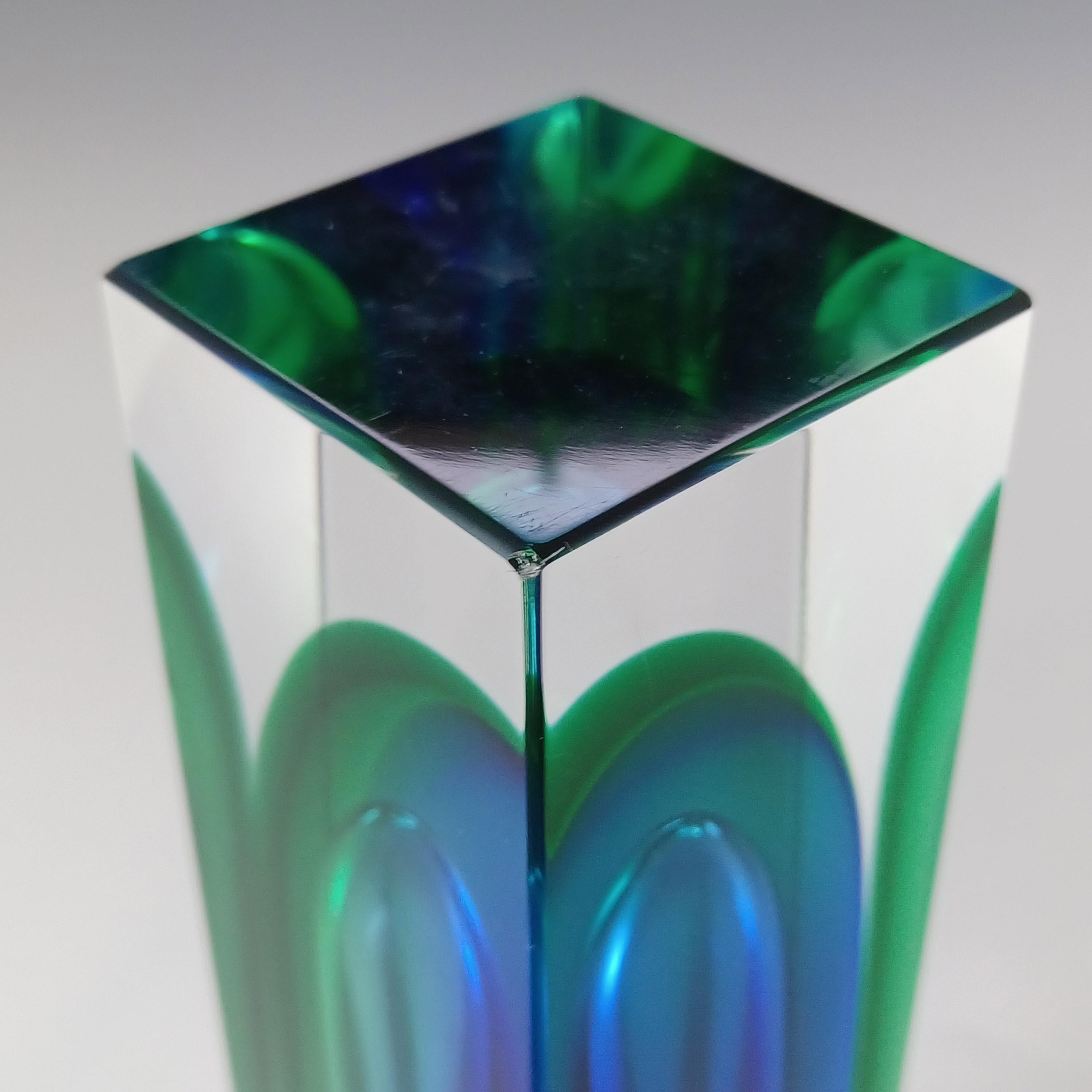 Jarrón en bloque de cristal Sommerso verde y azul facetado de Murano en venta 3