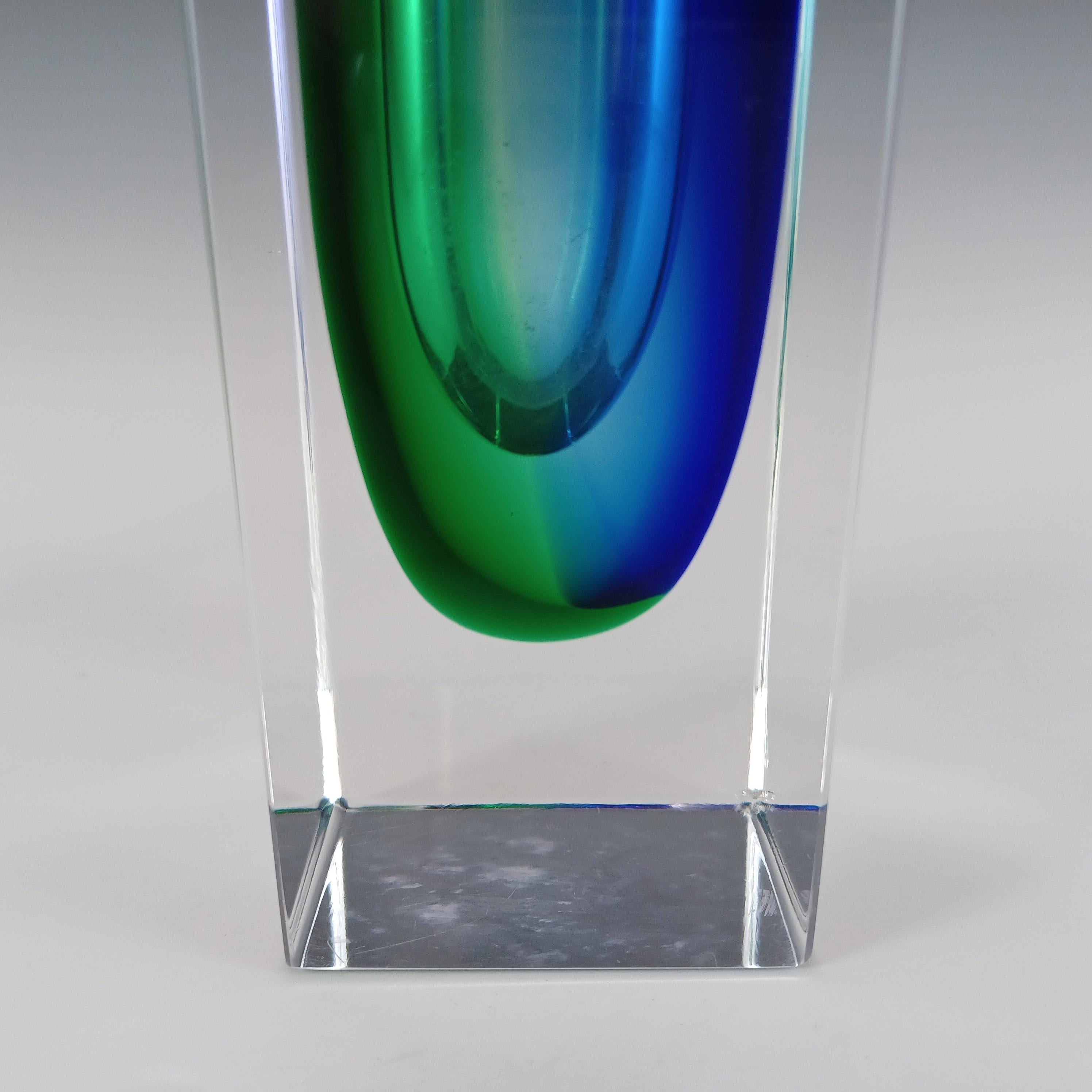 Jarrón en bloque de cristal Sommerso verde y azul facetado de Murano Hecho a mano en venta
