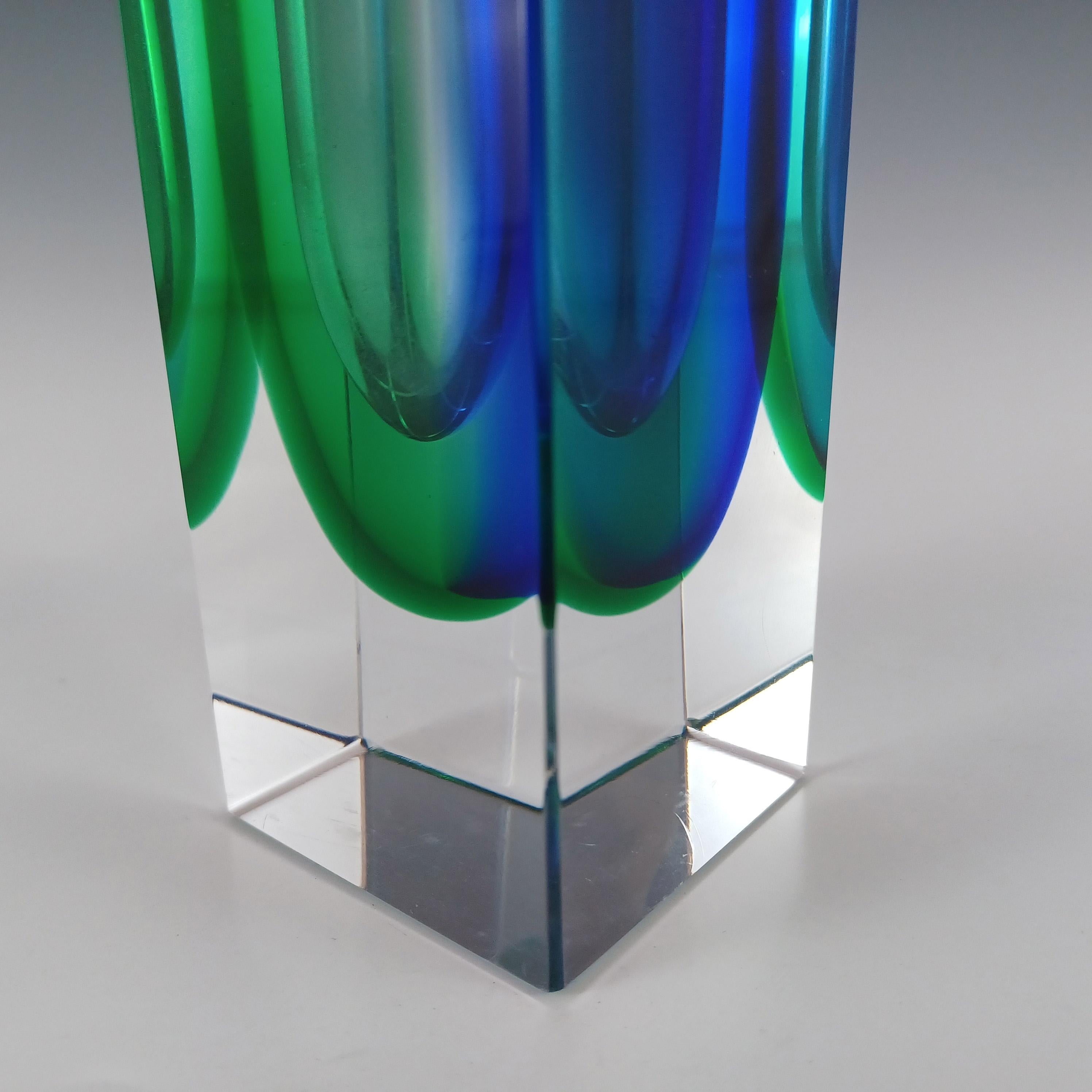 Jarrón en bloque de cristal Sommerso verde y azul facetado de Murano Vidrio en venta