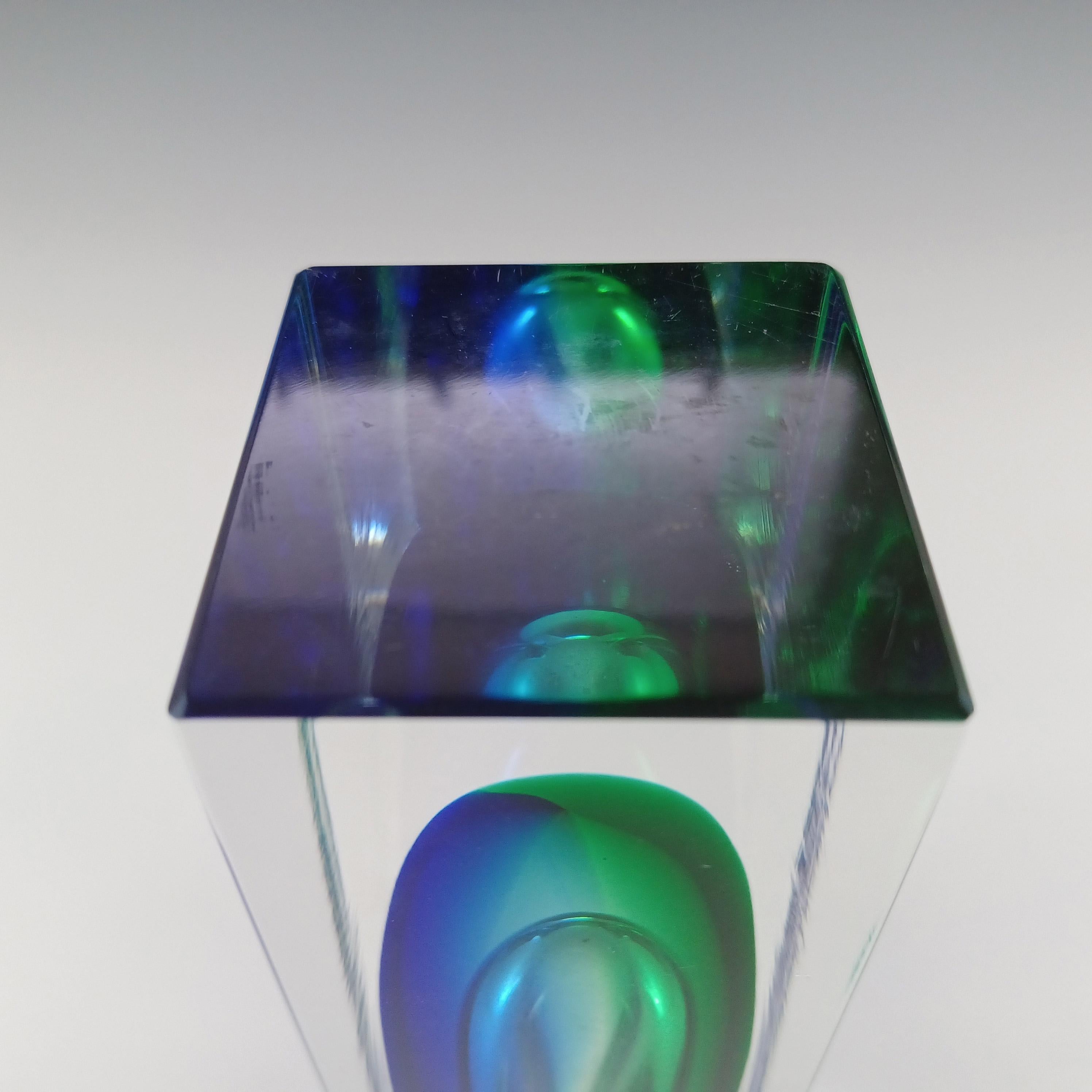 Jarrón en bloque de cristal Sommerso verde y azul facetado de Murano en venta 1