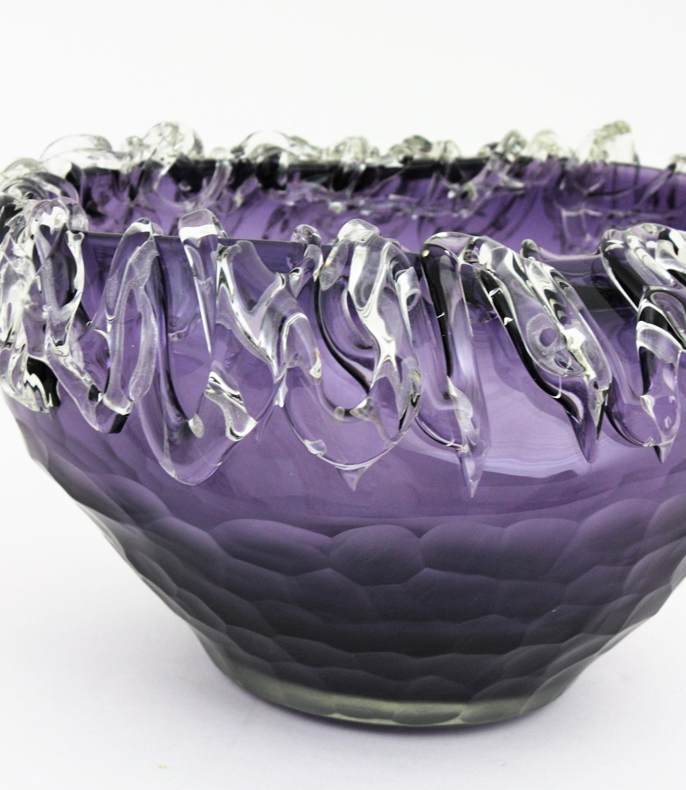 Ciotola centrotavola in vetro artistico viola di Murano con vetro trasparente applicato in vendita 1