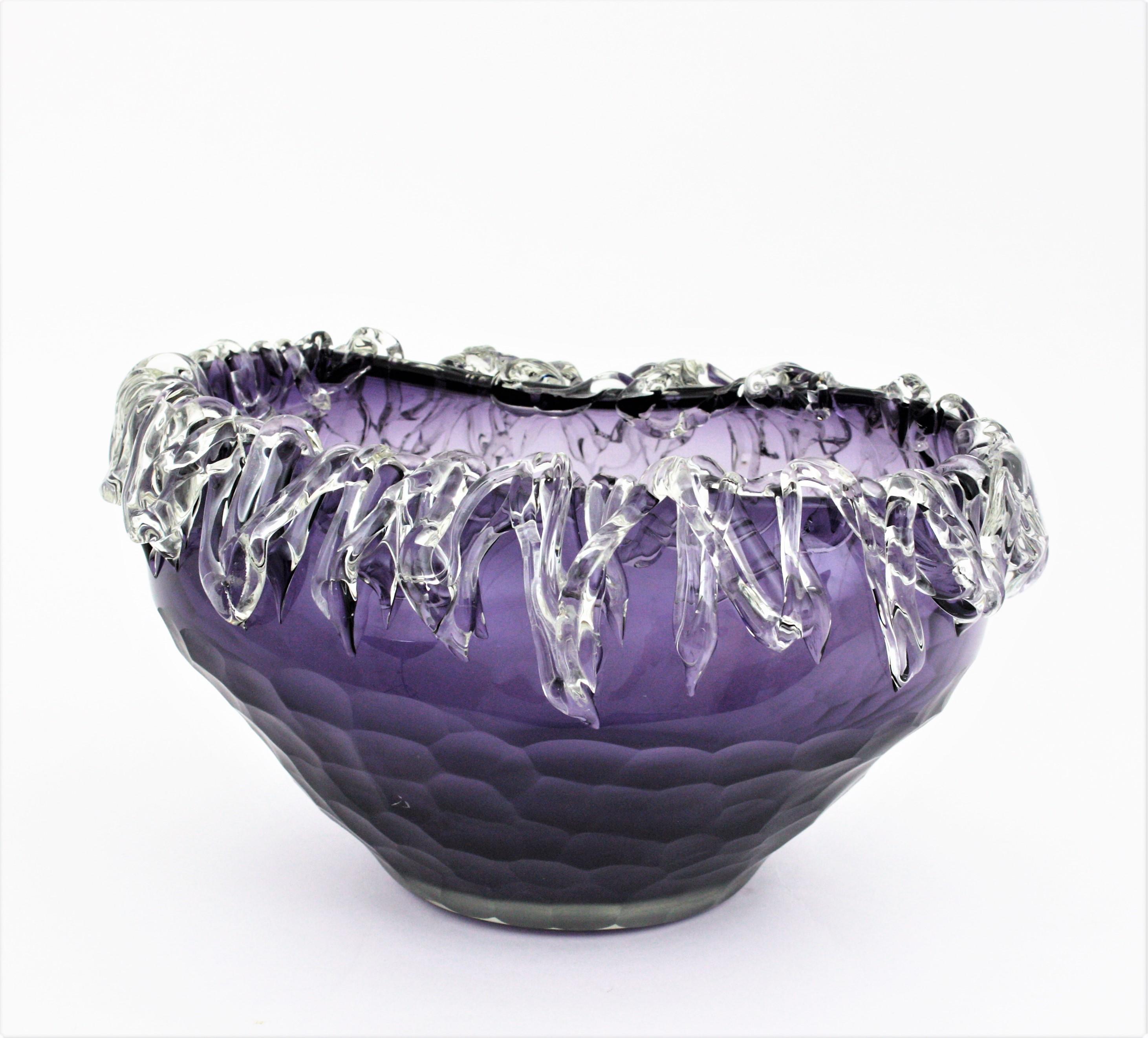 XX secolo Ciotola centrotavola in vetro artistico viola di Murano con vetro trasparente applicato in vendita