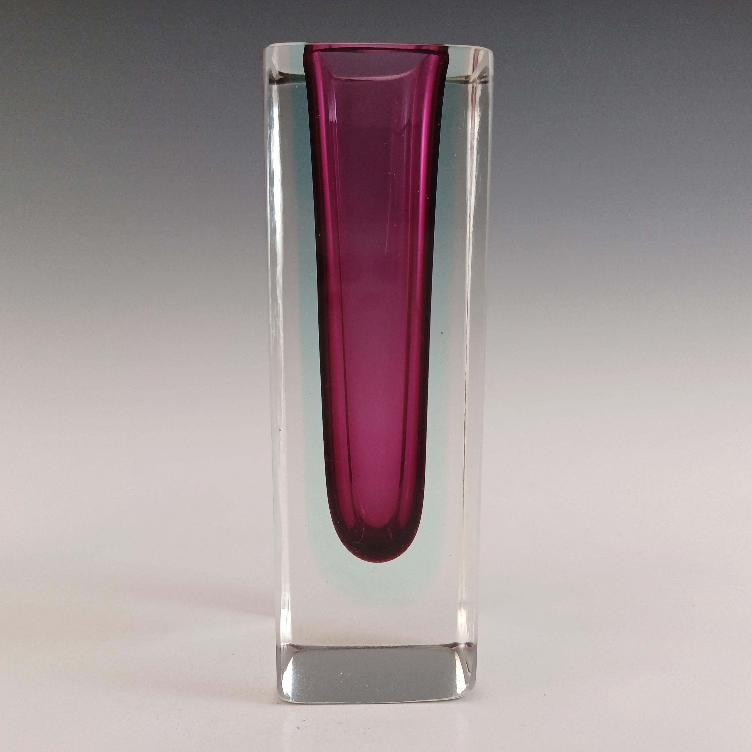 Hier ist eine wunderbare kleine venezianische Glasvase, hergestellt auf der Insel Murano, in der Nähe von Venedig, Italien. Mehrere Murano-Fabriken haben Sommerso-Glaswaren in diesem facettierten Stil hergestellt, darunter Mandruzzato, Bucella