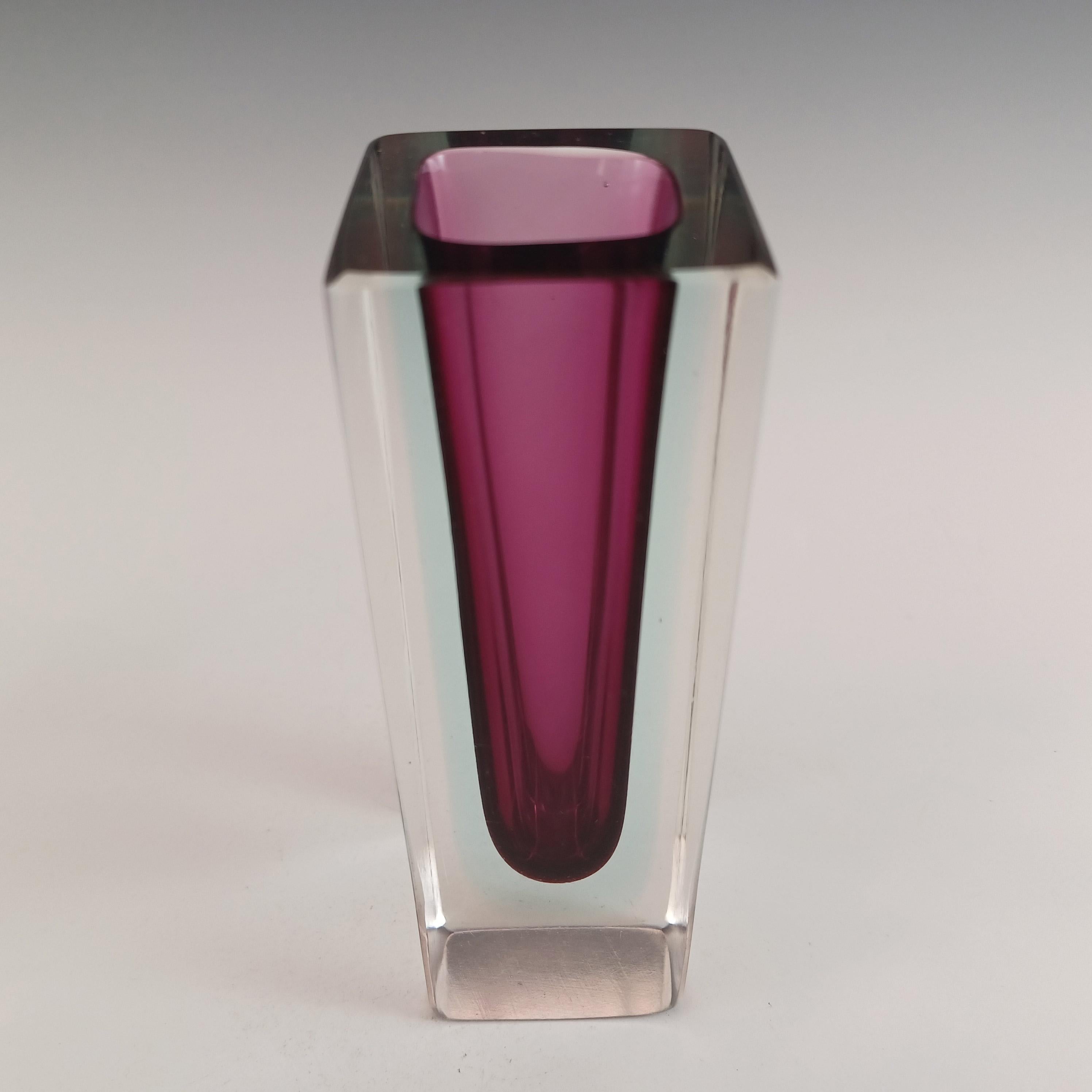 Murano Facettierte lila & blaue Sommerso-Glasblock-Vase aus Muranoglas (Italienisch) im Angebot