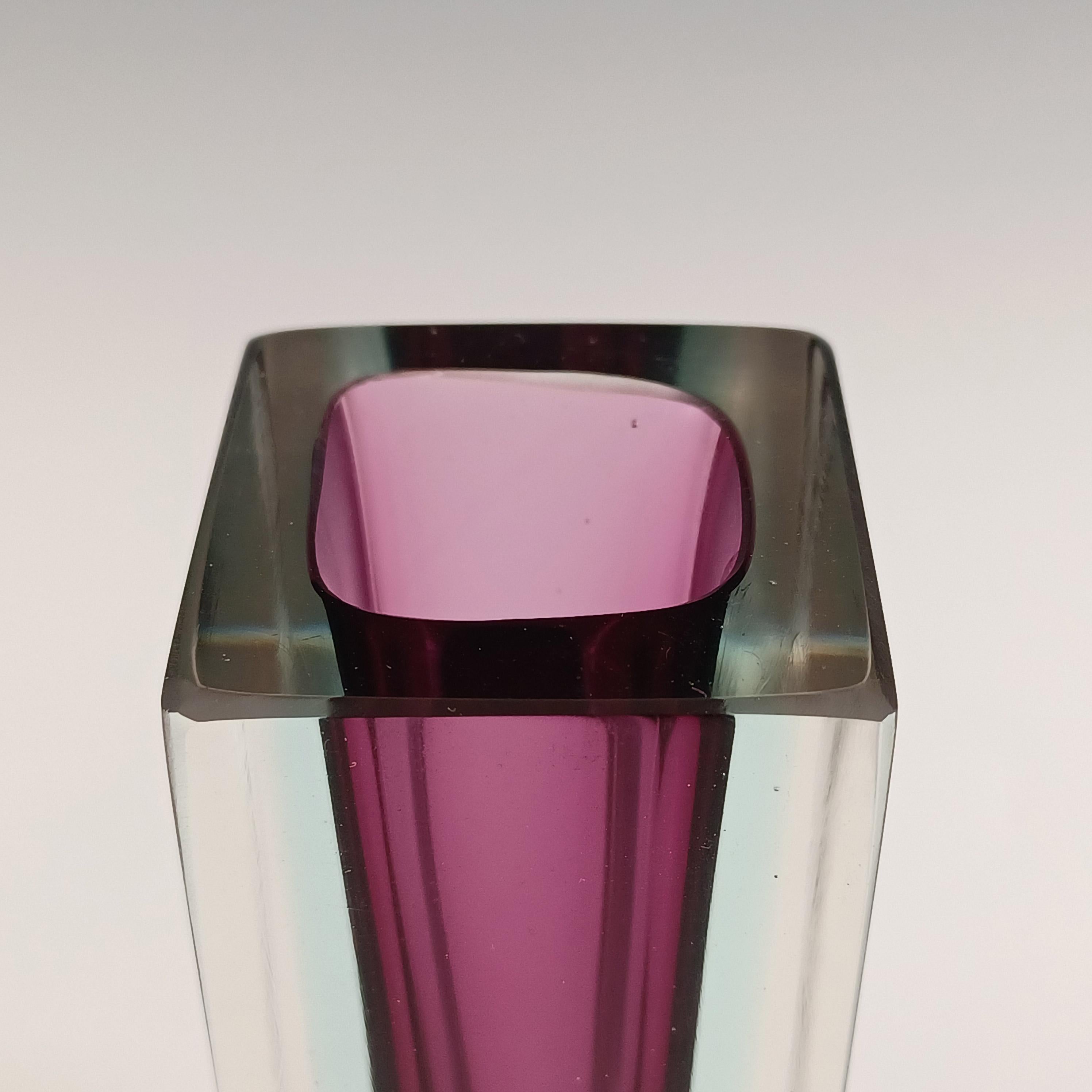 Murano Facettierte lila & blaue Sommerso-Glasblock-Vase aus Muranoglas (20. Jahrhundert) im Angebot