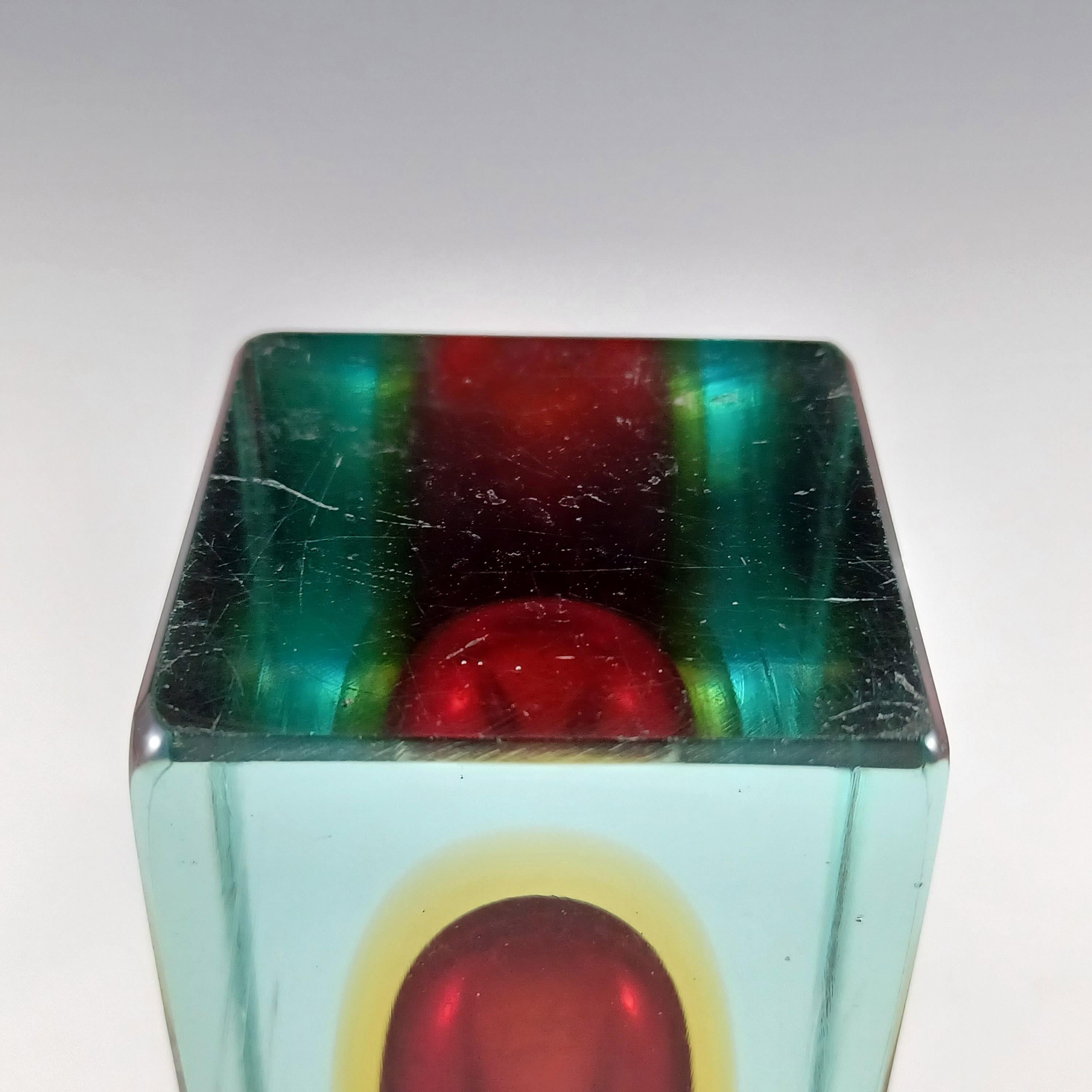 Vaso a blocco di Murano Glass Sommerso rosso, ambra e blu sfaccettato in vendita 2