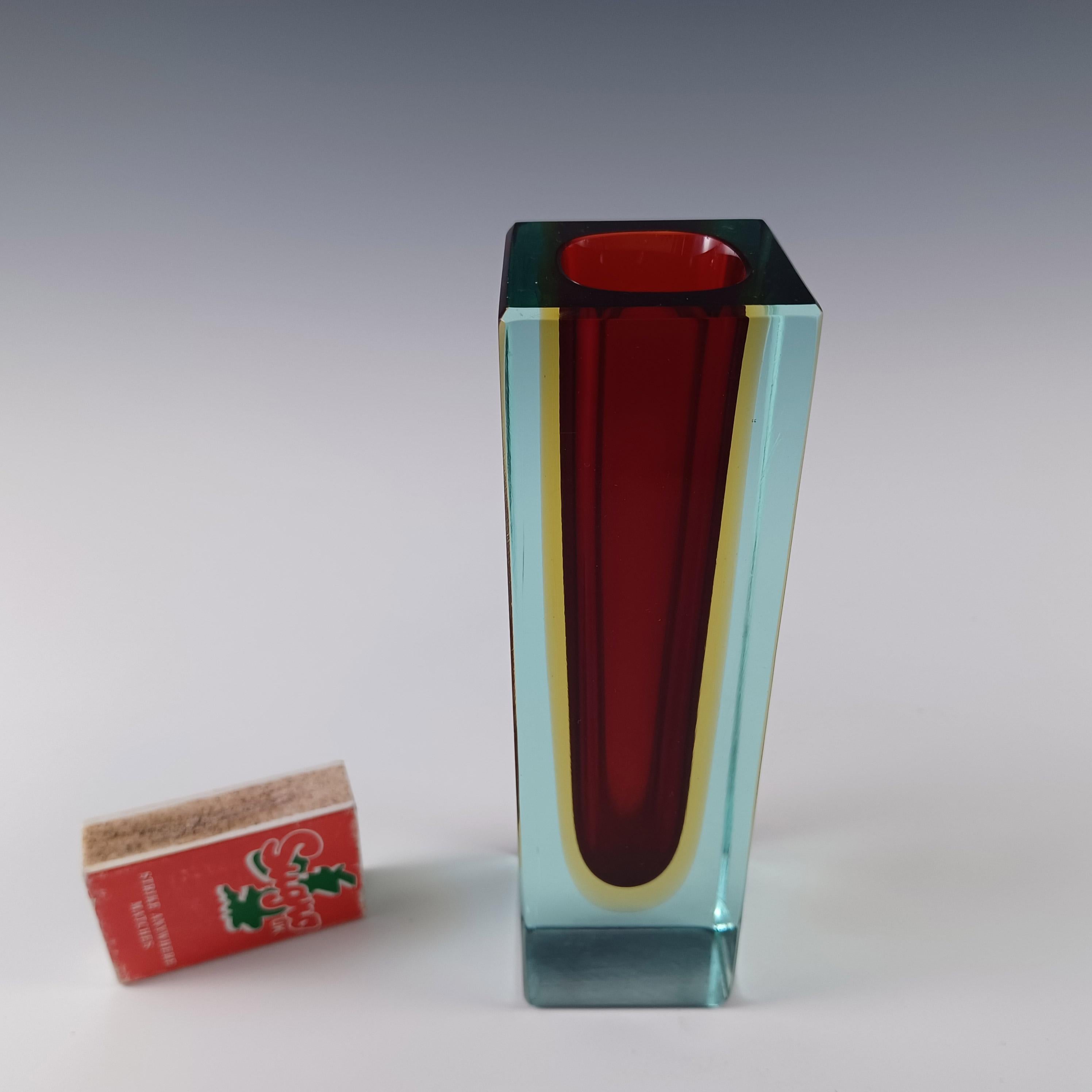Vaso a blocco di Murano Glass Sommerso rosso, ambra e blu sfaccettato in vendita 3