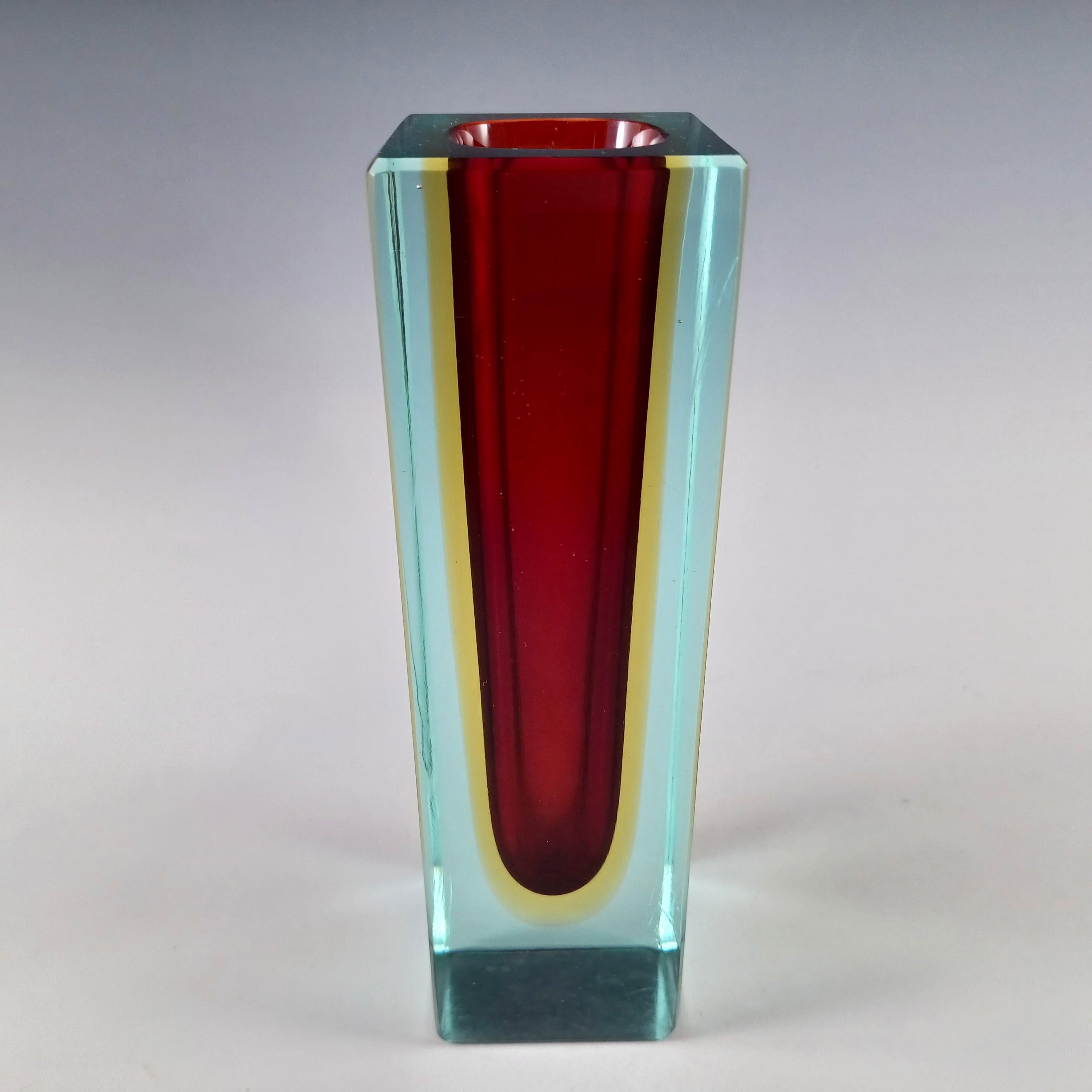 Ecco un meraviglioso vaso in vetro veneziano, realizzato sull'isola di Murano, vicino a Venezia, in Italia. Diverse fabbriche di Murano hanno realizzato oggetti in vetro sommerso in questo stile sfaccettato, tra cui Mandruzzato, Bucella Cristalli,