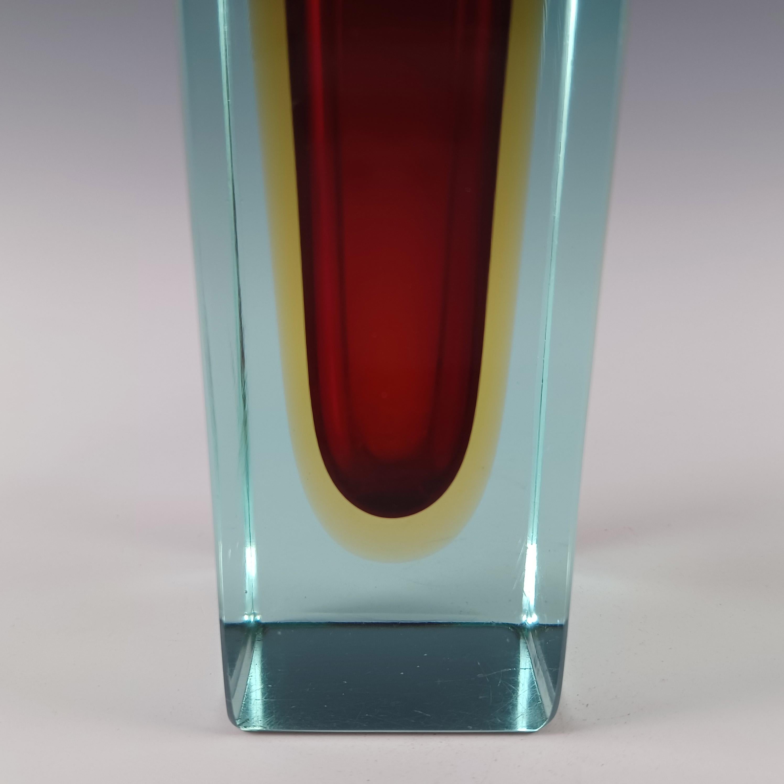 Italiano Vaso a blocco di Murano Glass Sommerso rosso, ambra e blu sfaccettato in vendita