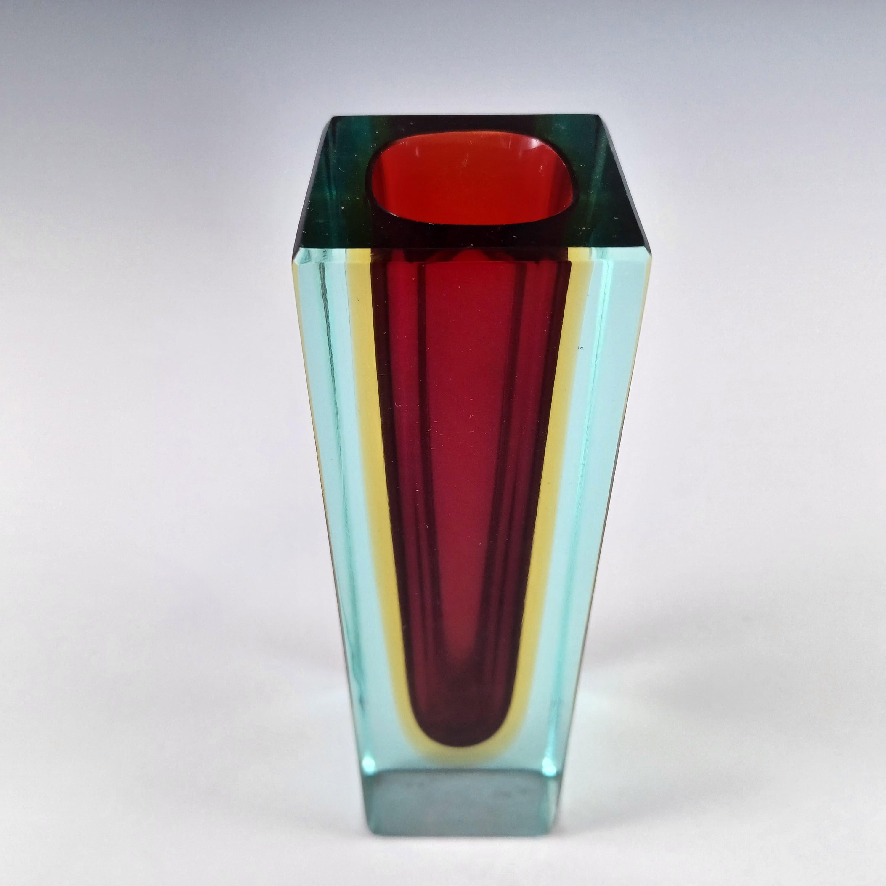 Fatto a mano Vaso a blocco di Murano Glass Sommerso rosso, ambra e blu sfaccettato in vendita