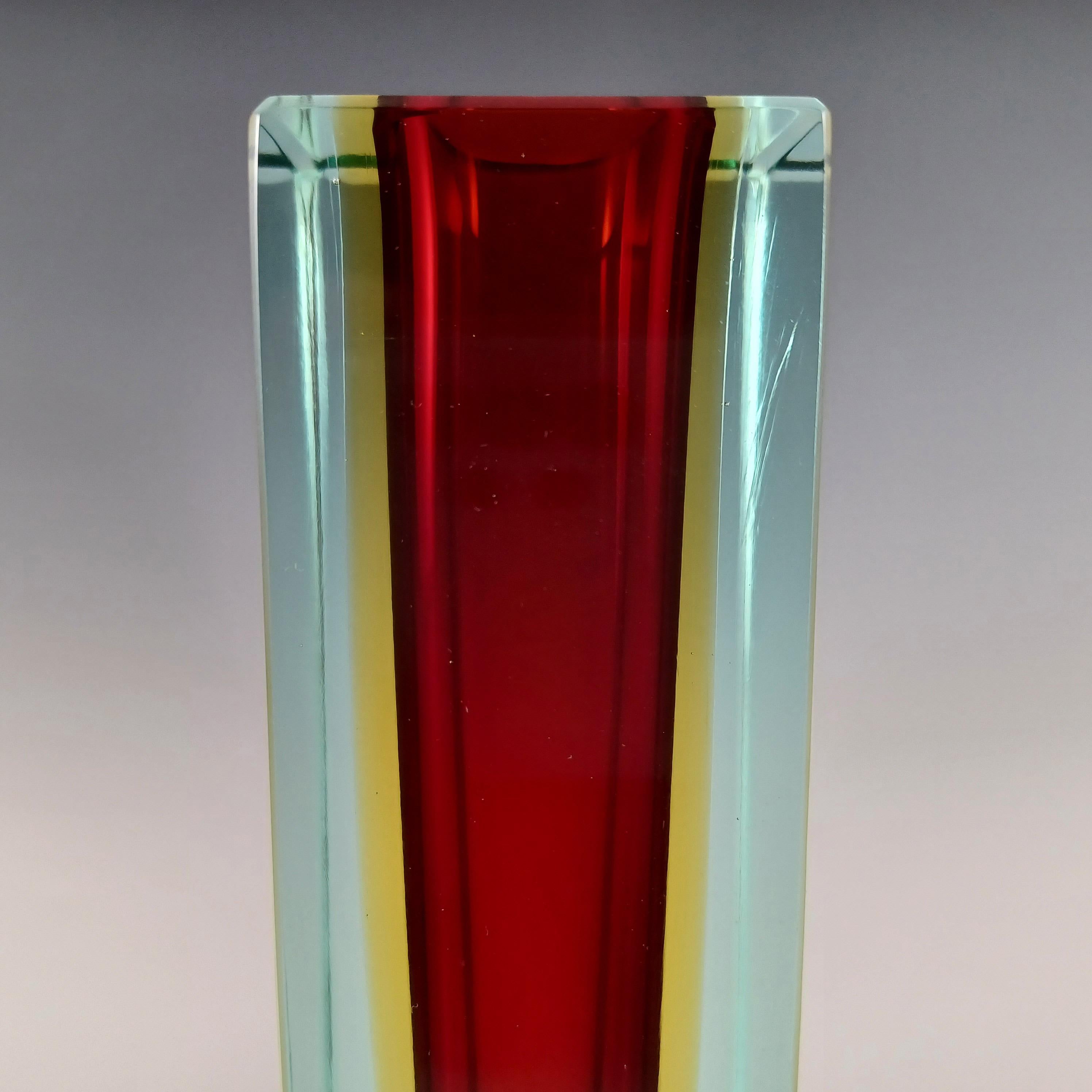 Vaso a blocco di Murano Glass Sommerso rosso, ambra e blu sfaccettato In condizioni buone in vendita a Bolton, GB