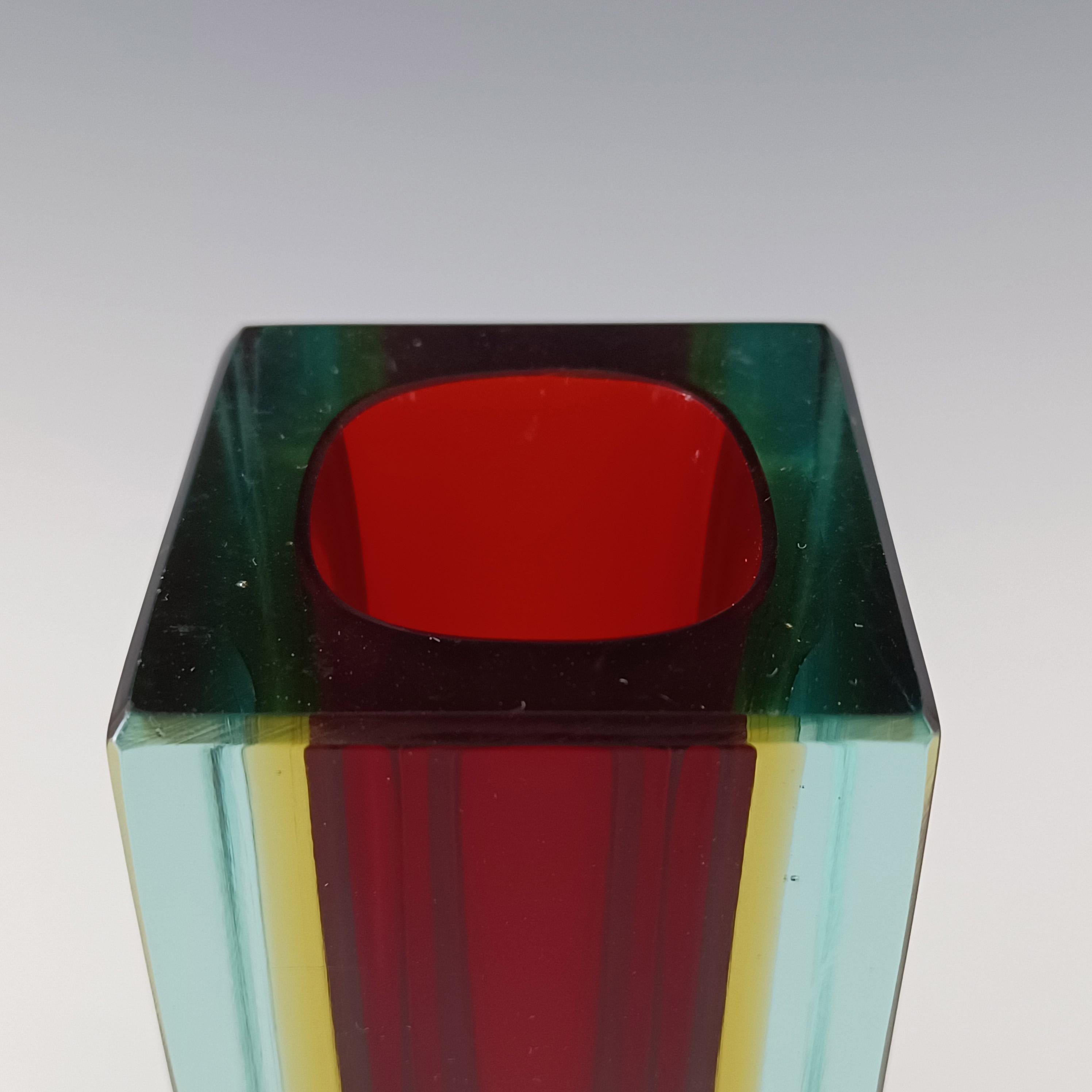 XX secolo Vaso a blocco di Murano Glass Sommerso rosso, ambra e blu sfaccettato in vendita