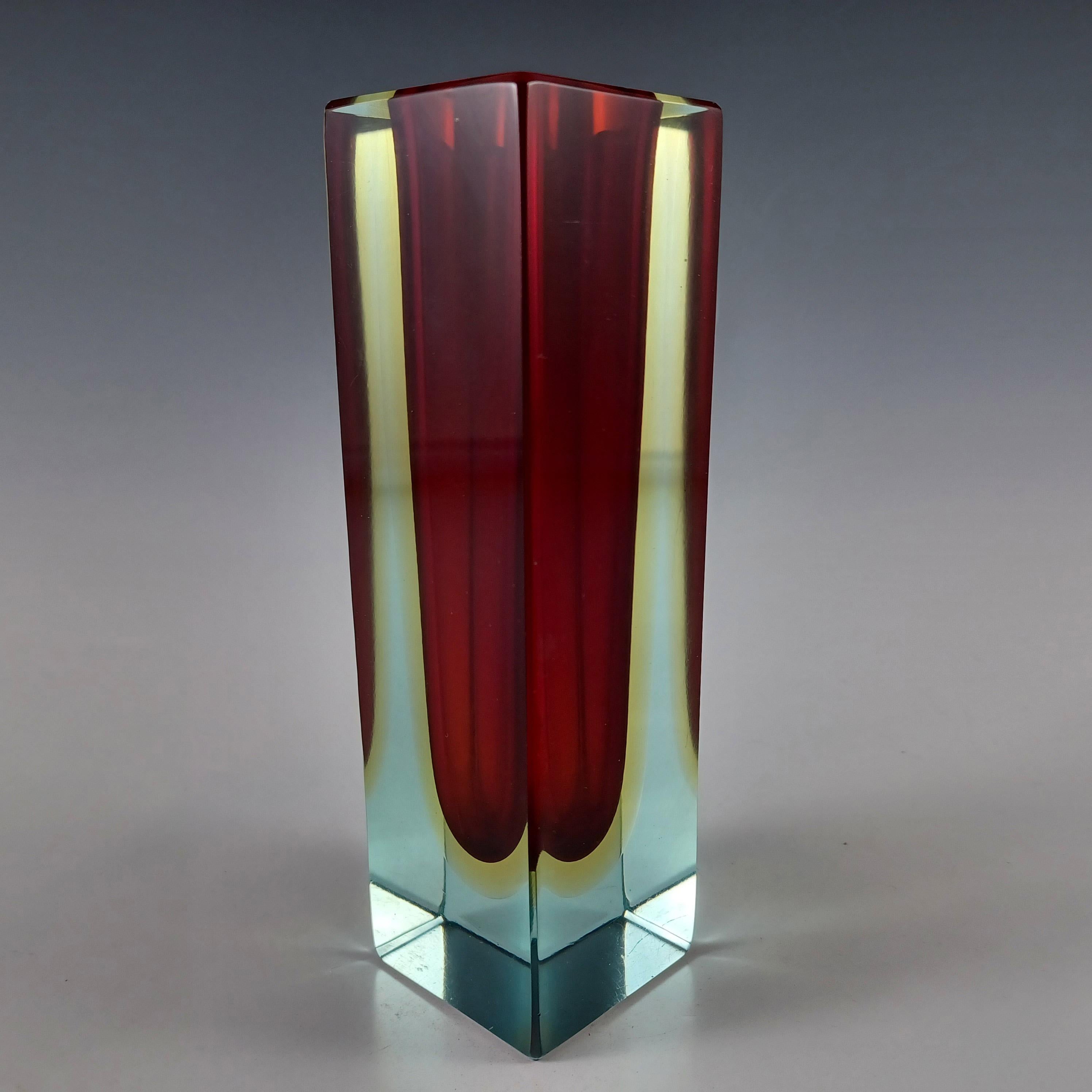 Vetro Vaso a blocco di Murano Glass Sommerso rosso, ambra e blu sfaccettato in vendita