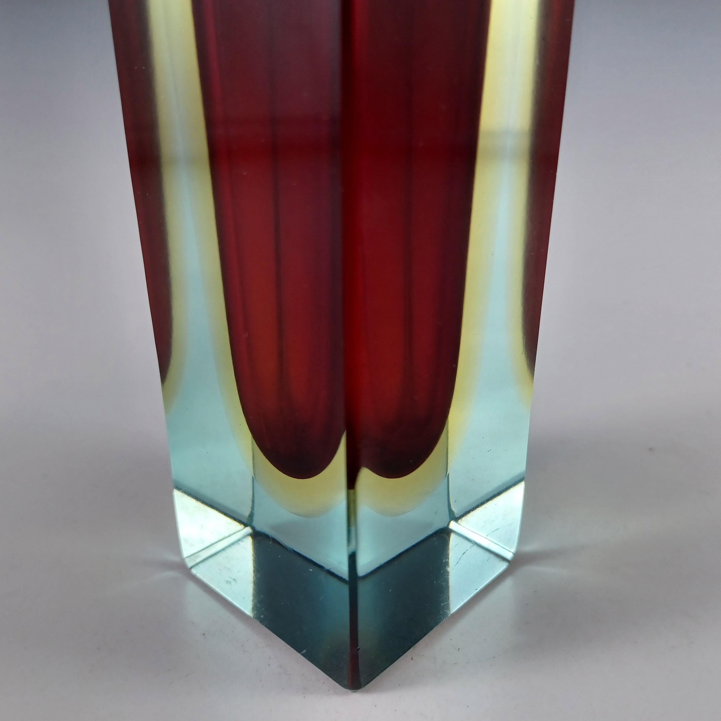 Vaso a blocco di Murano Glass Sommerso rosso, ambra e blu sfaccettato in vendita 1