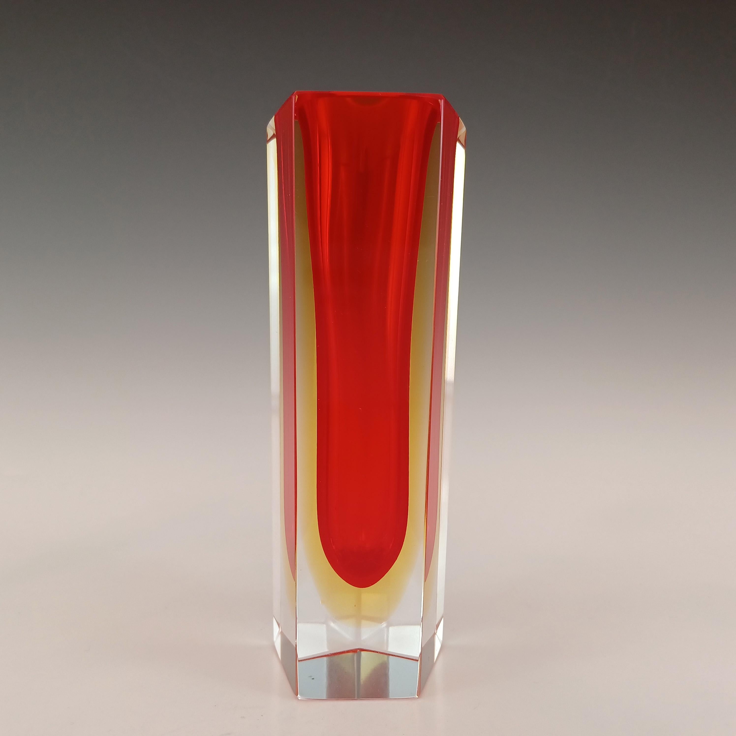 Voici un magnifique vase en verre vénitien, fabriqué sur l'île de Murano, près de Venise, en Italie. Plusieurs usines de Murano ont fabriqué des verres à sommer dans ce style facetté, notamment Mandruzzato, Bucella Cristalli, Campanella, Oball et