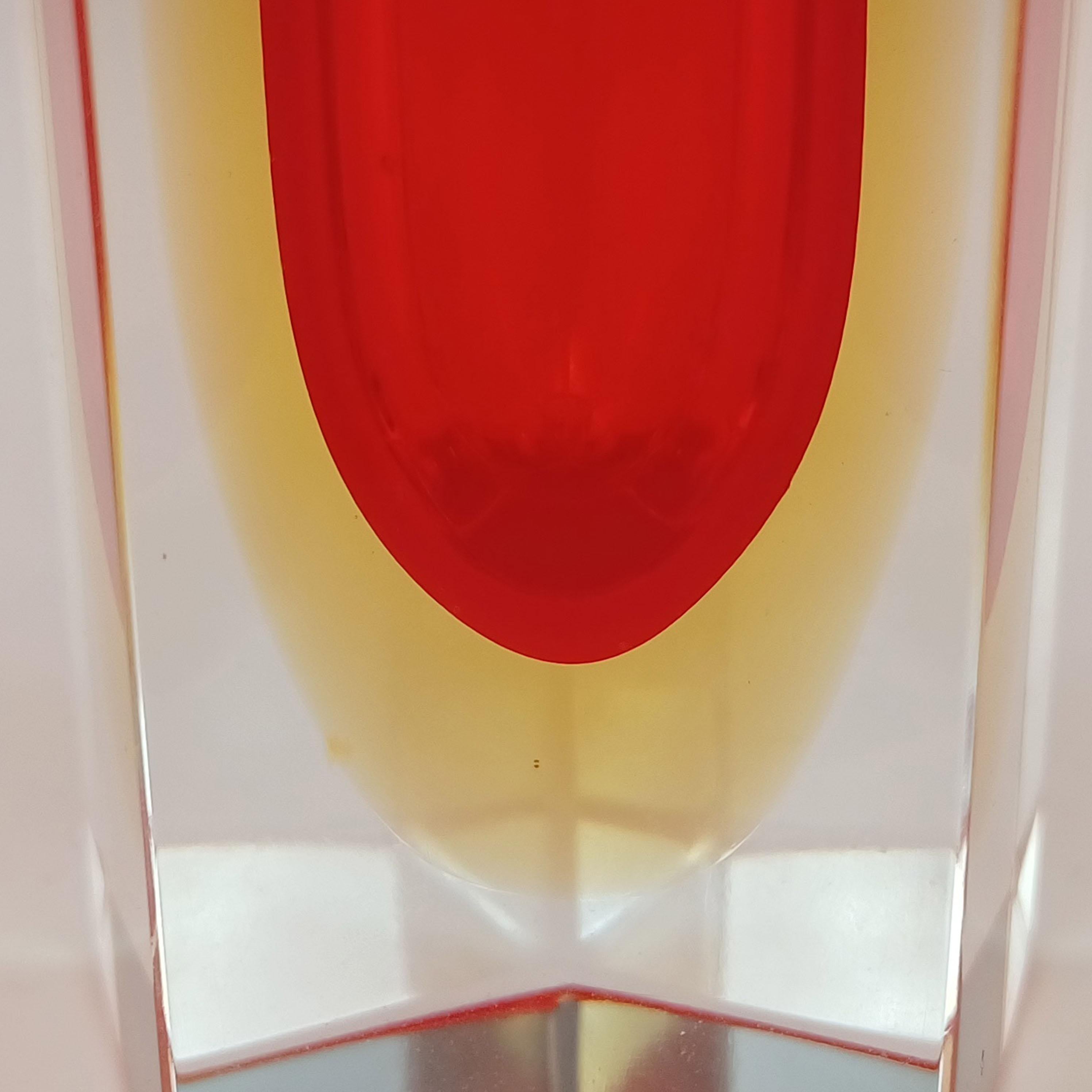 Fait main Murano Glass Sommerso, bloc de verre rouge et ambre facetté en vente