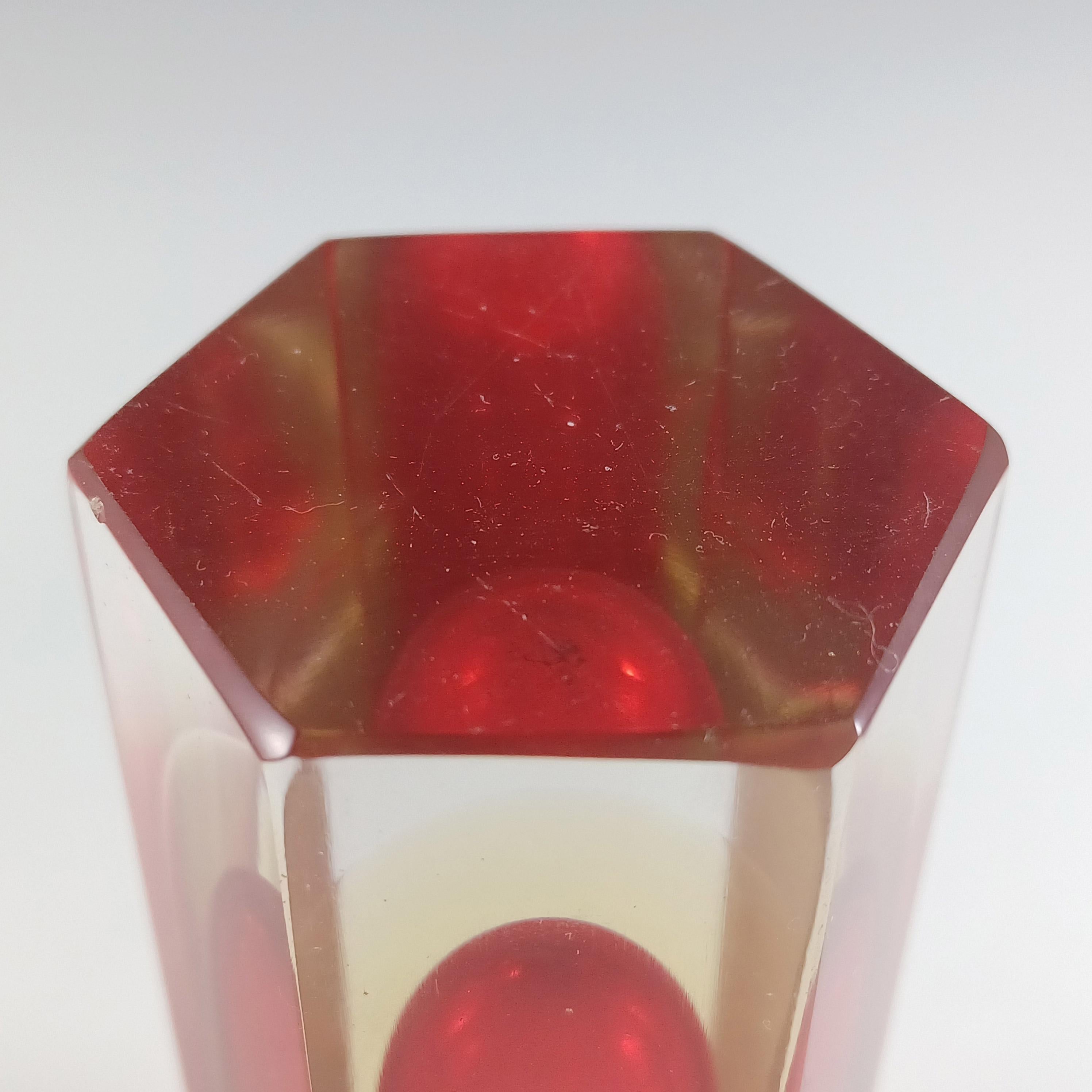 Vaso a blocco esagonale in vetro di Murano Rosso e Ambra Sfaccettato Sommerso In condizioni buone in vendita a Bolton, GB