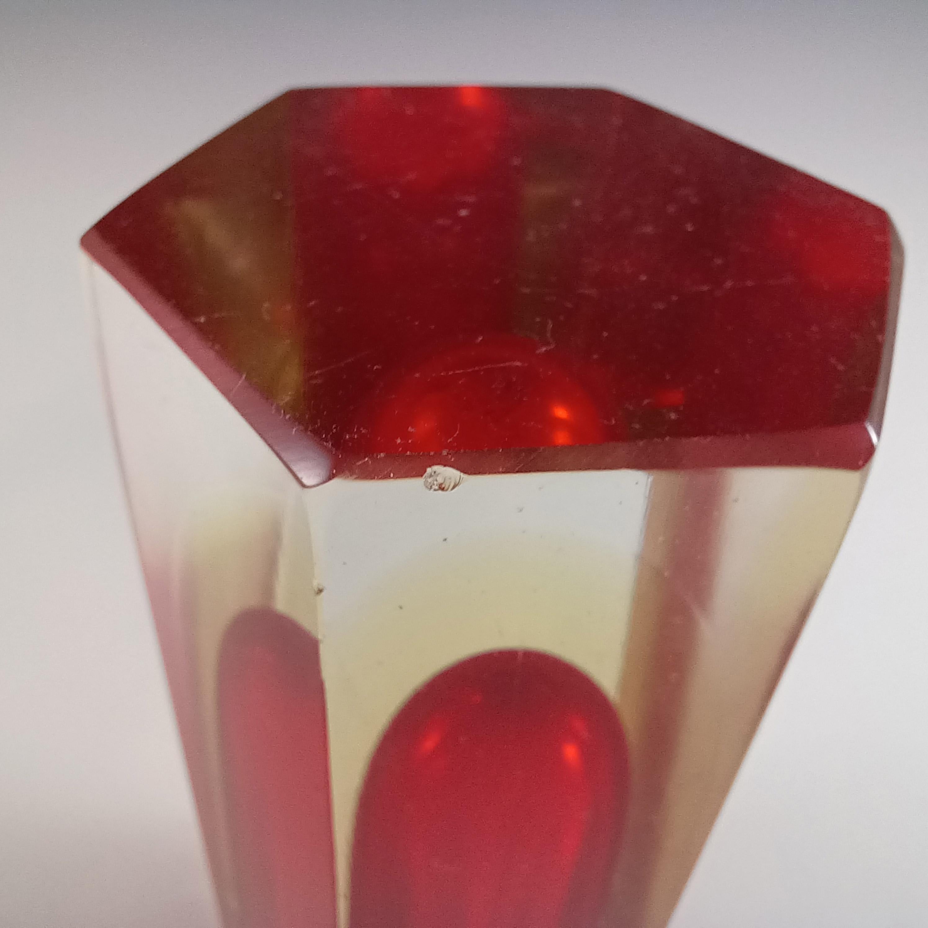 XX secolo Vaso a blocco esagonale in vetro di Murano Rosso e Ambra Sfaccettato Sommerso in vendita