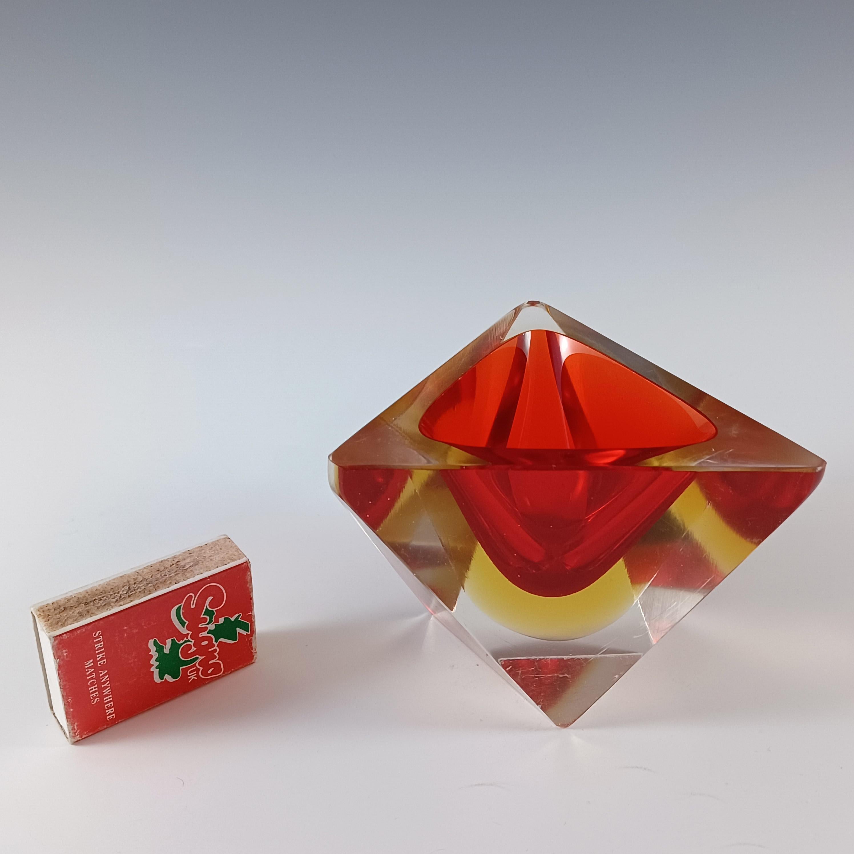Ciotola a blocco triangolare in vetro di Murano Glass Sommerso sfaccettato rosso e ambra in vendita 2