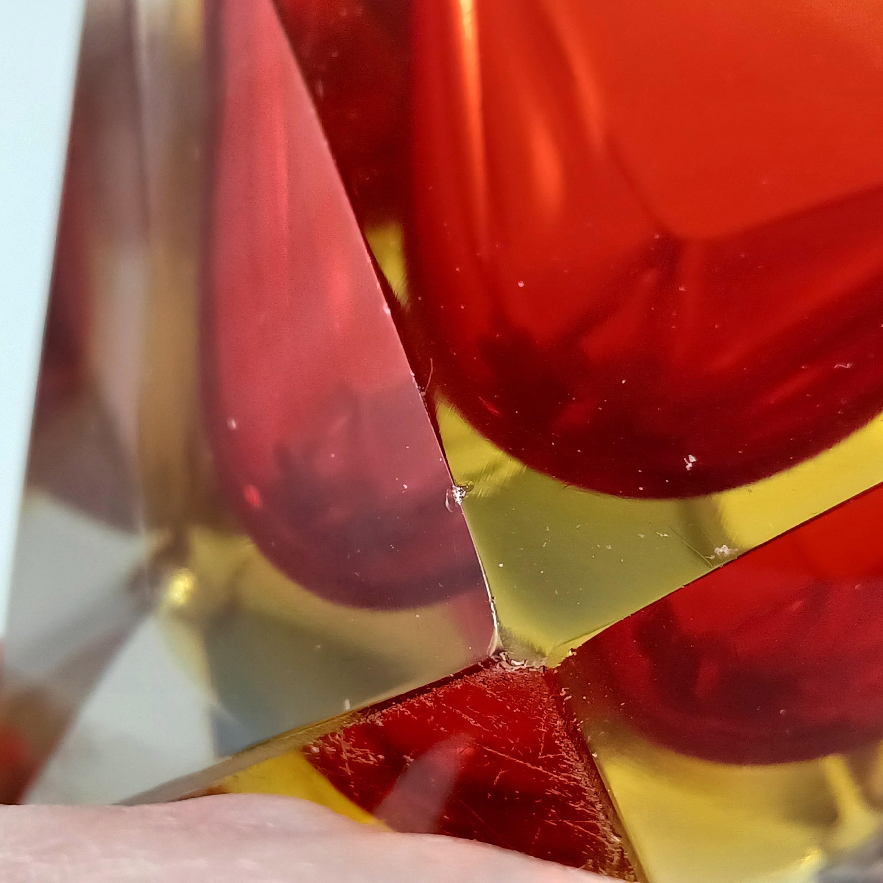 Ciotola a blocco triangolare in vetro di Murano Glass Sommerso sfaccettato rosso e ambra in vendita 3