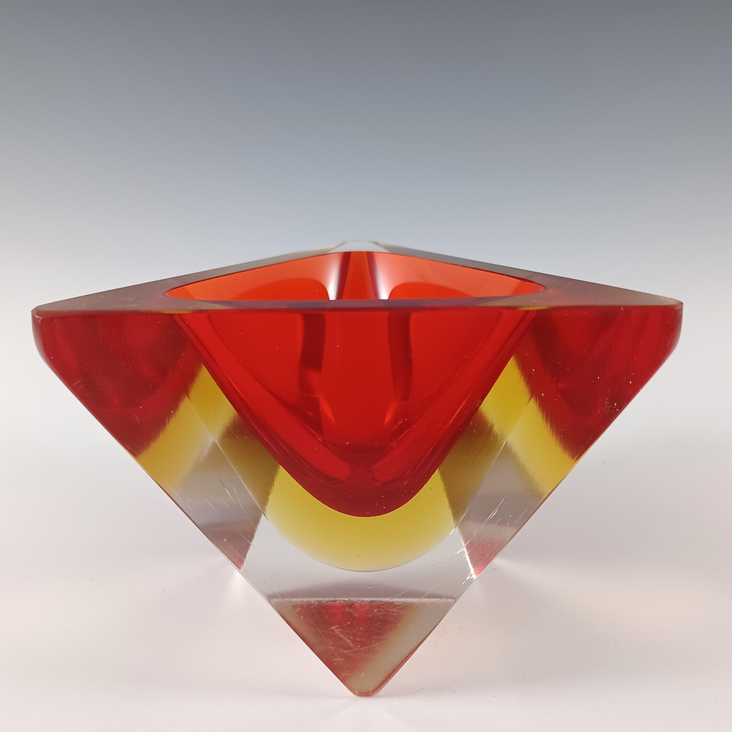 Mid-Century moderno Ciotola a blocco triangolare in vetro di Murano Glass Sommerso sfaccettato rosso e ambra in vendita