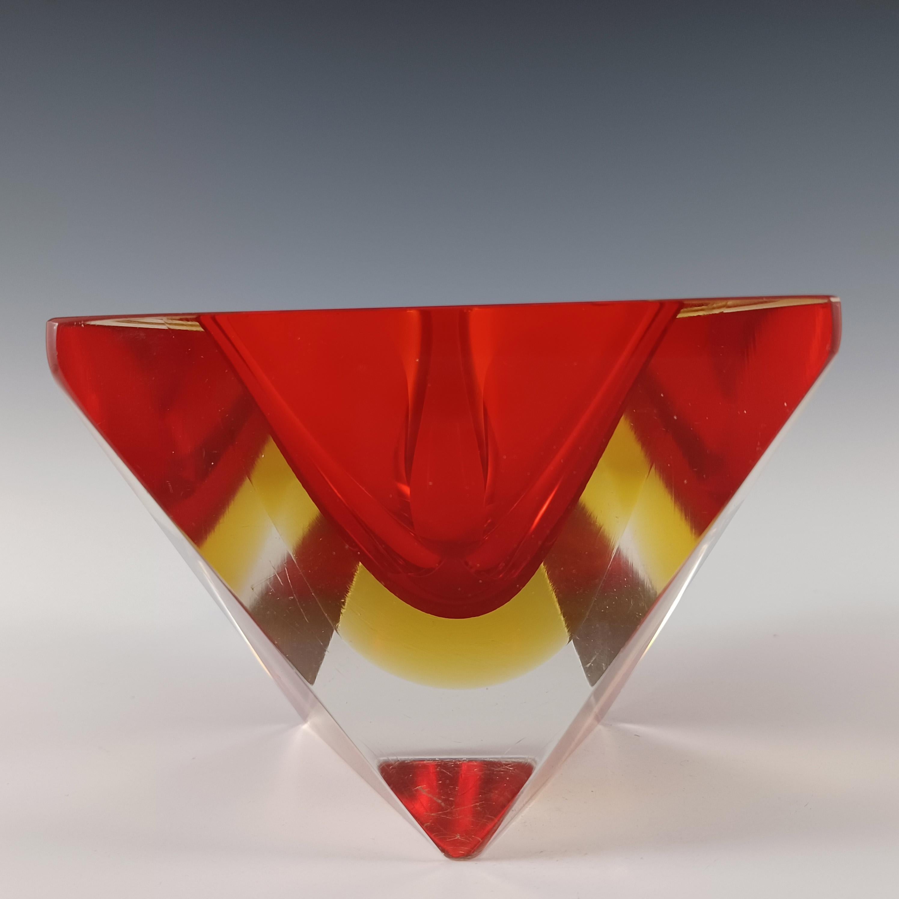 Italiano Ciotola a blocco triangolare in vetro di Murano Glass Sommerso sfaccettato rosso e ambra in vendita