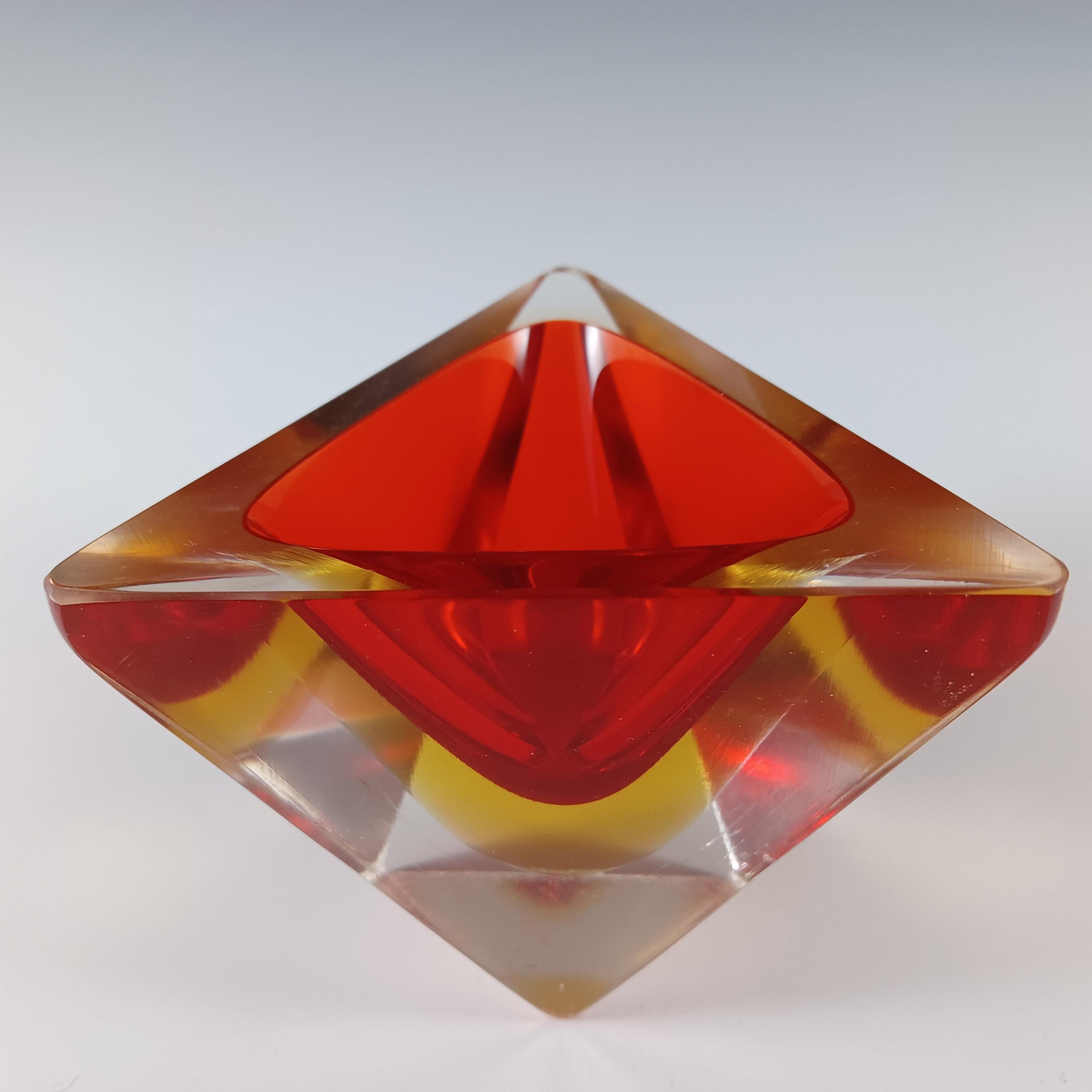 Fatto a mano Ciotola a blocco triangolare in vetro di Murano Glass Sommerso sfaccettato rosso e ambra in vendita
