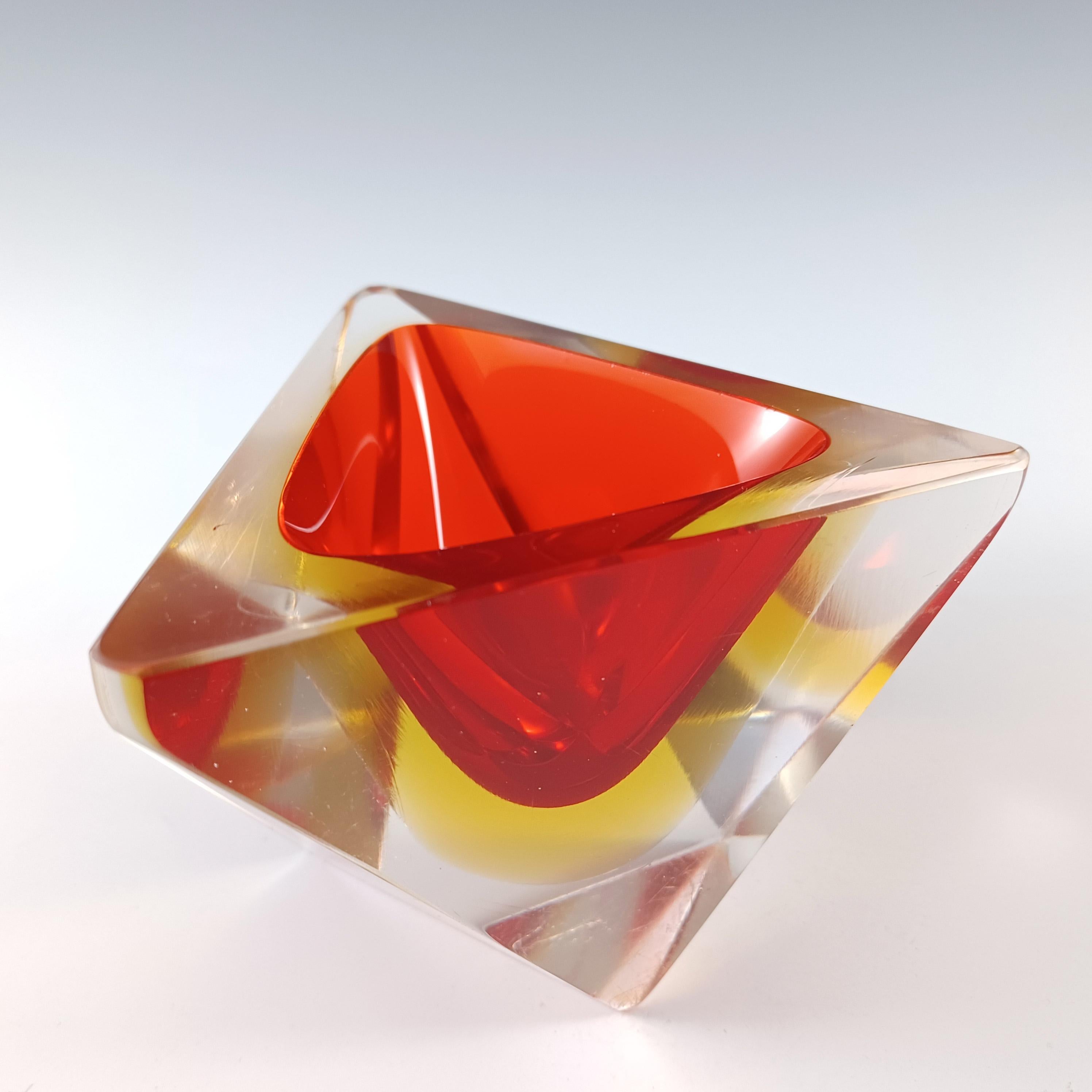 Ciotola a blocco triangolare in vetro di Murano Glass Sommerso sfaccettato rosso e ambra In condizioni buone in vendita a Bolton, GB