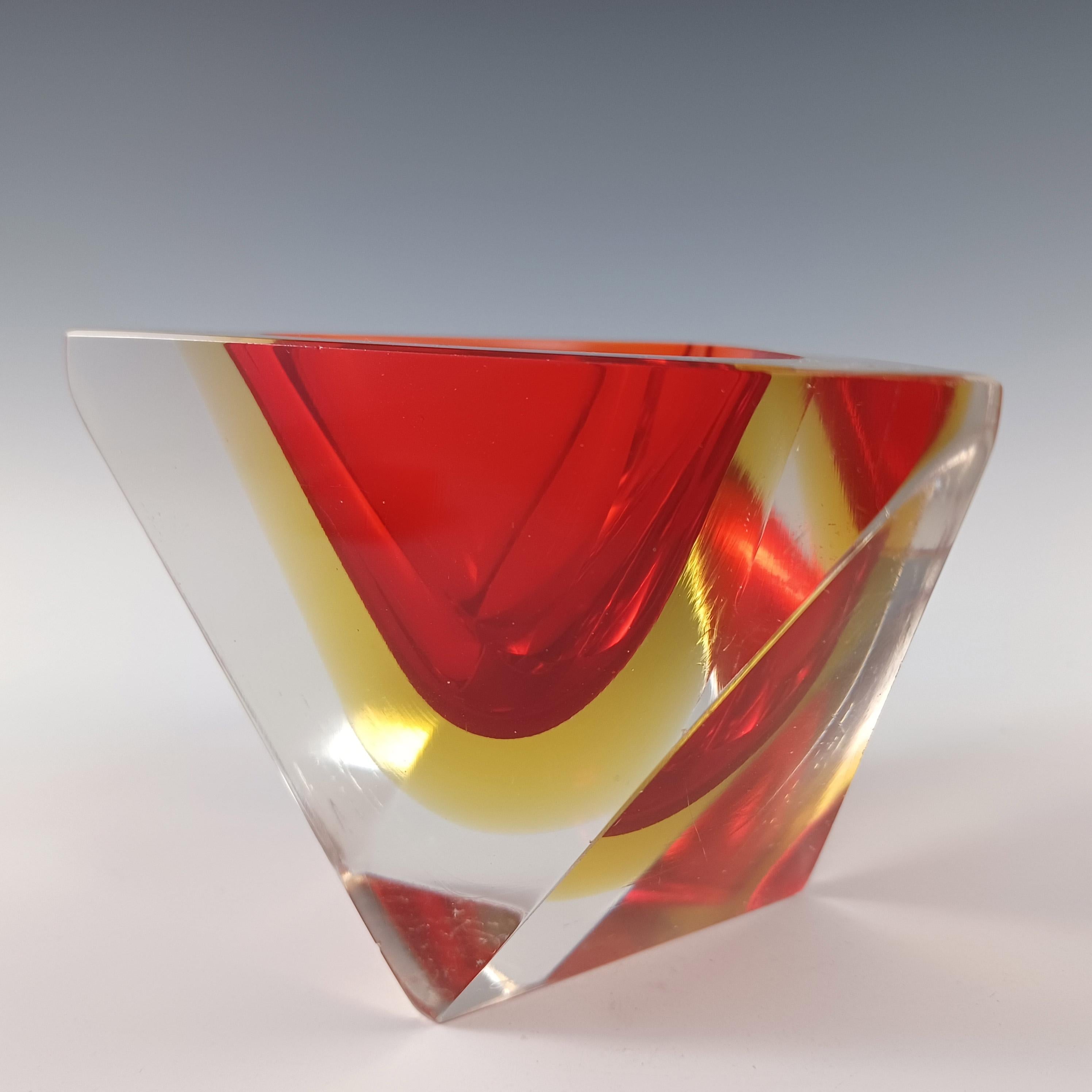 XX secolo Ciotola a blocco triangolare in vetro di Murano Glass Sommerso sfaccettato rosso e ambra in vendita