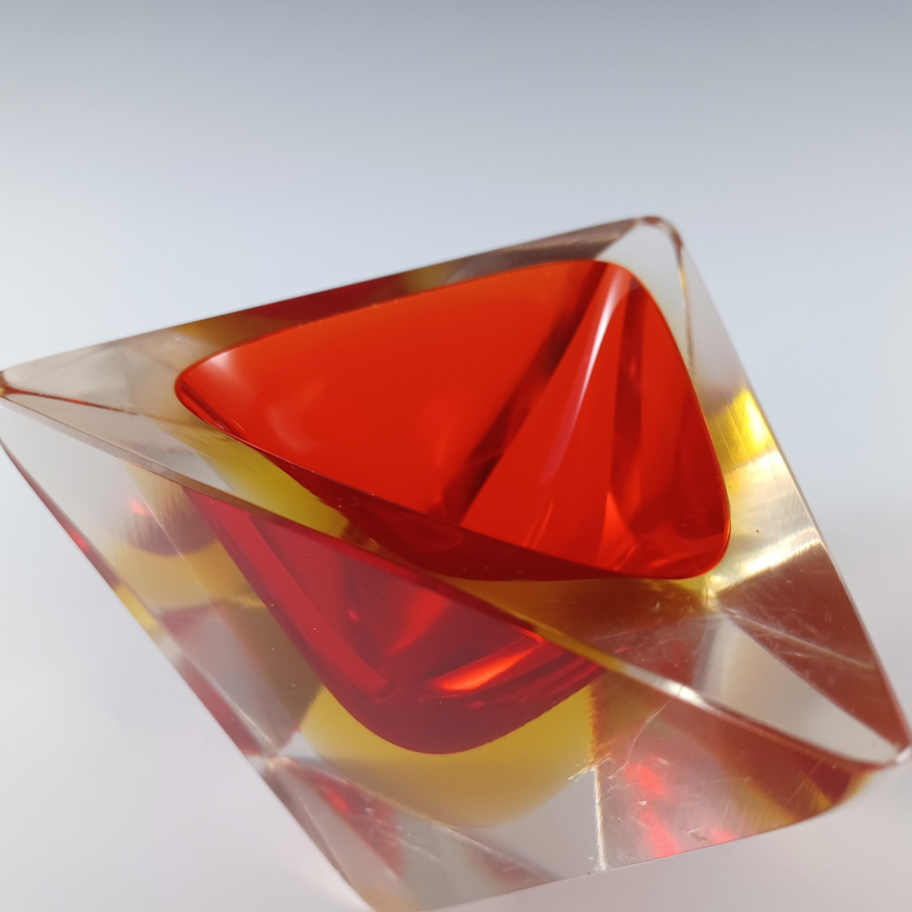 Vetro Ciotola a blocco triangolare in vetro di Murano Glass Sommerso sfaccettato rosso e ambra in vendita