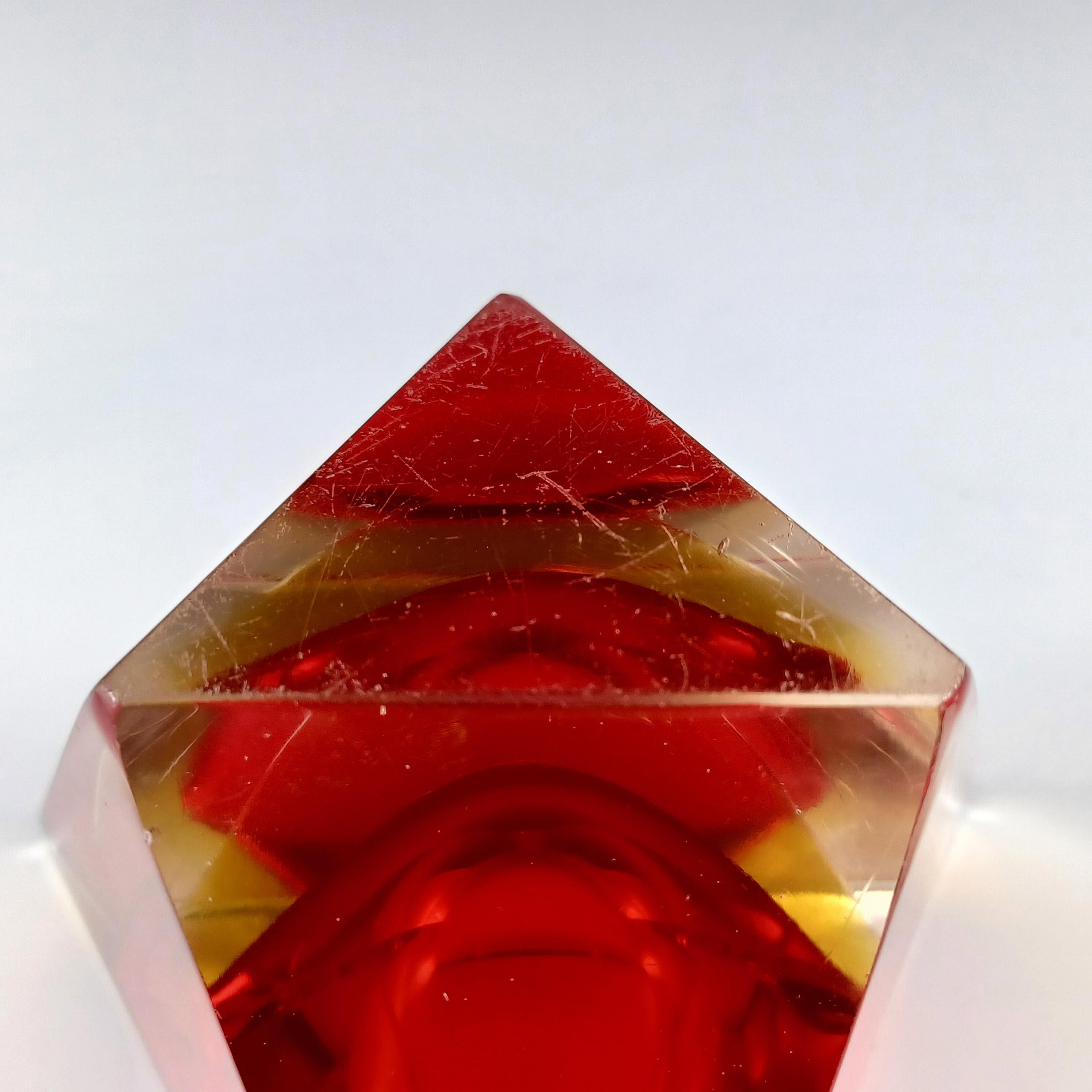 Ciotola a blocco triangolare in vetro di Murano Glass Sommerso sfaccettato rosso e ambra in vendita 1