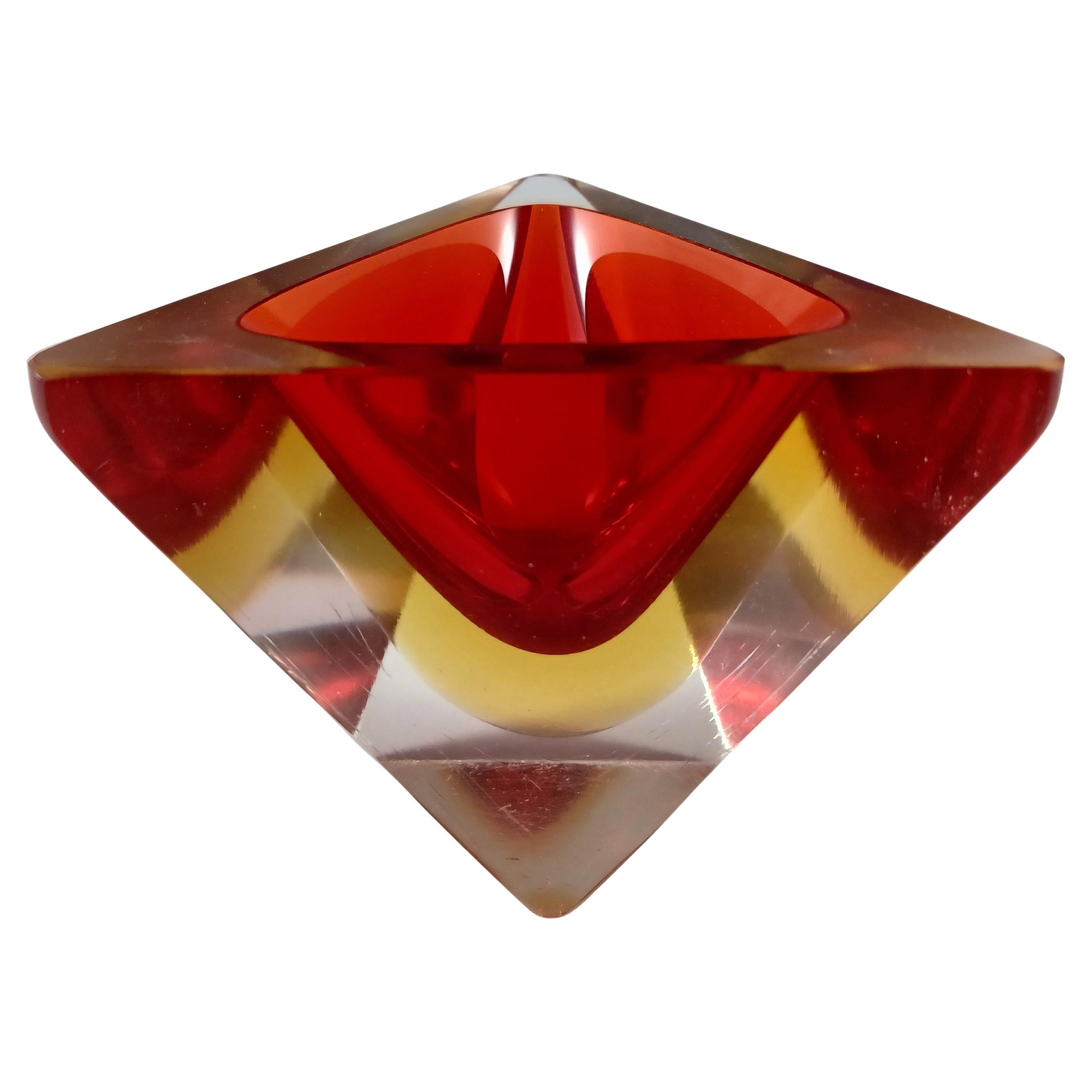 Murano Glass Sommerso Coupe triangulaire en verre rouge et ambre facetté