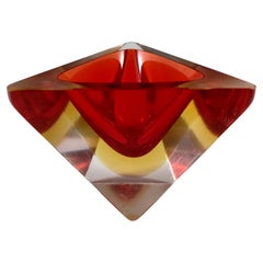 Murano Glass Sommerso Coupe triangulaire en verre rouge et ambre facetté