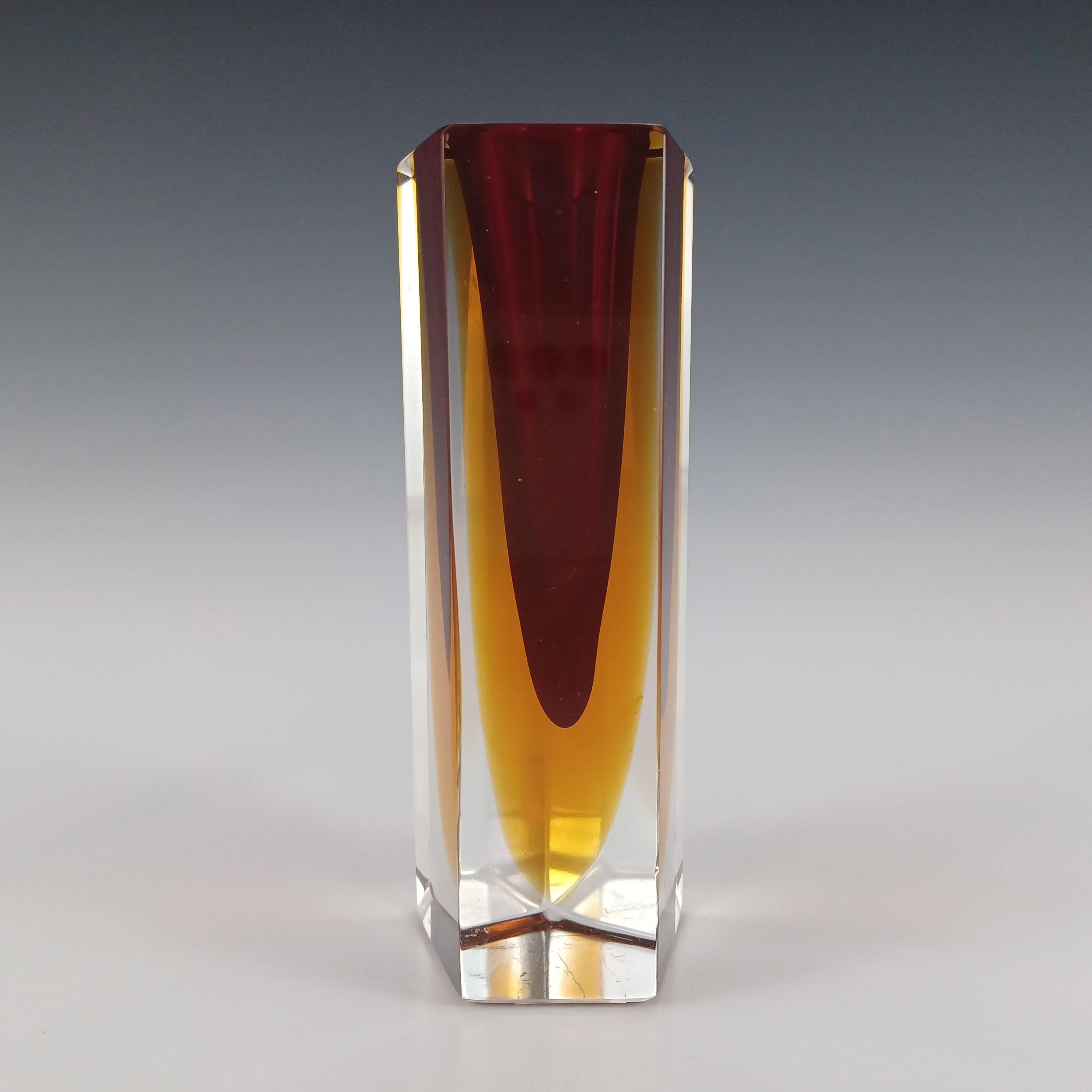 He aquí un maravilloso jarrón de cristal veneciano, fabricado en la isla de Murano, cerca de Venecia, Italia. Varias fábricas de Murano han fabricado cristalería sommerso en este estilo facetado, entre ellas Mandruzzato, Bucella Cristalli,