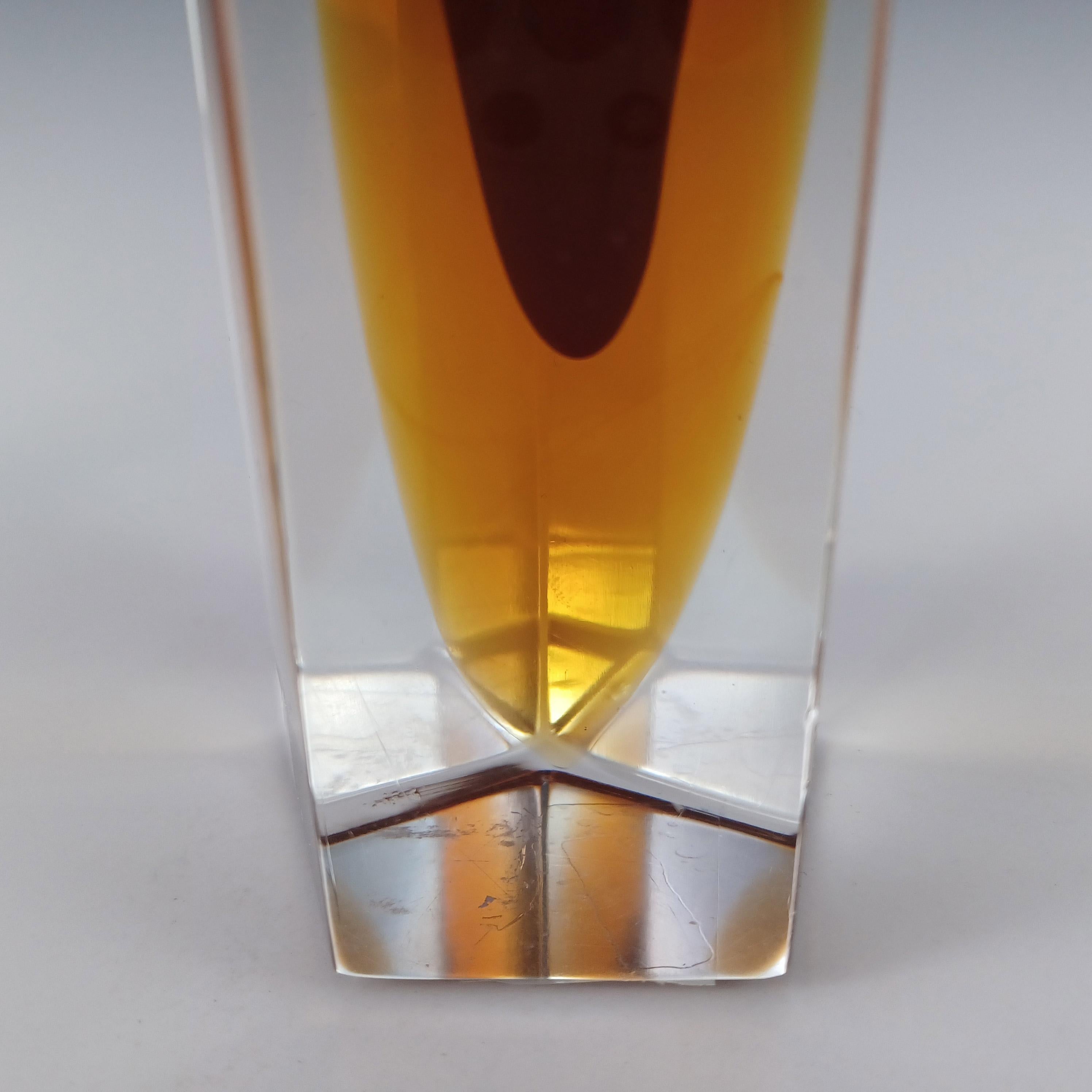 Jarrón veneciano de cristal Murano Glass Sommerso facetado rojo y ámbar Moderno de mediados de siglo en venta