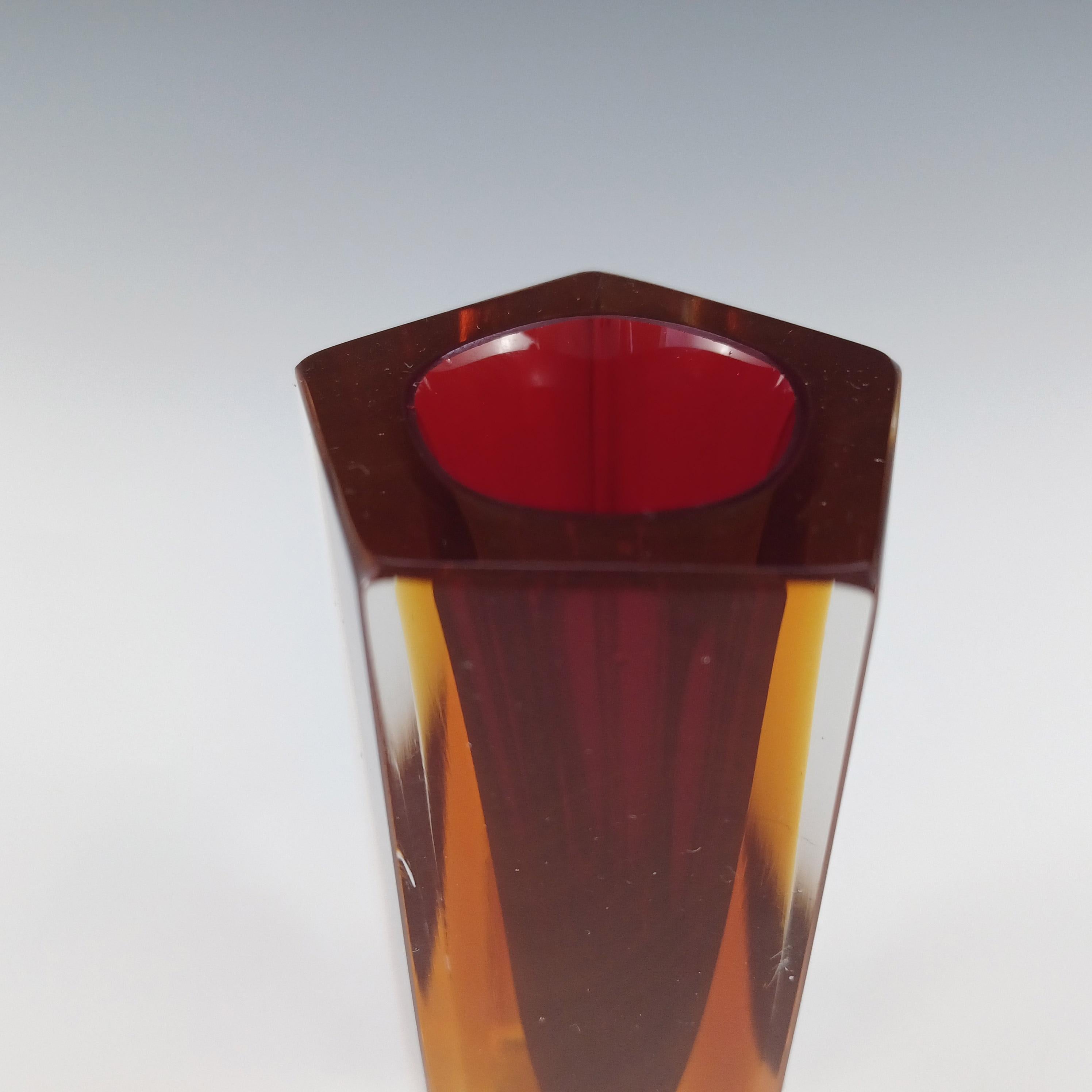 Jarrón veneciano de cristal Murano Glass Sommerso facetado rojo y ámbar Hecho a mano en venta