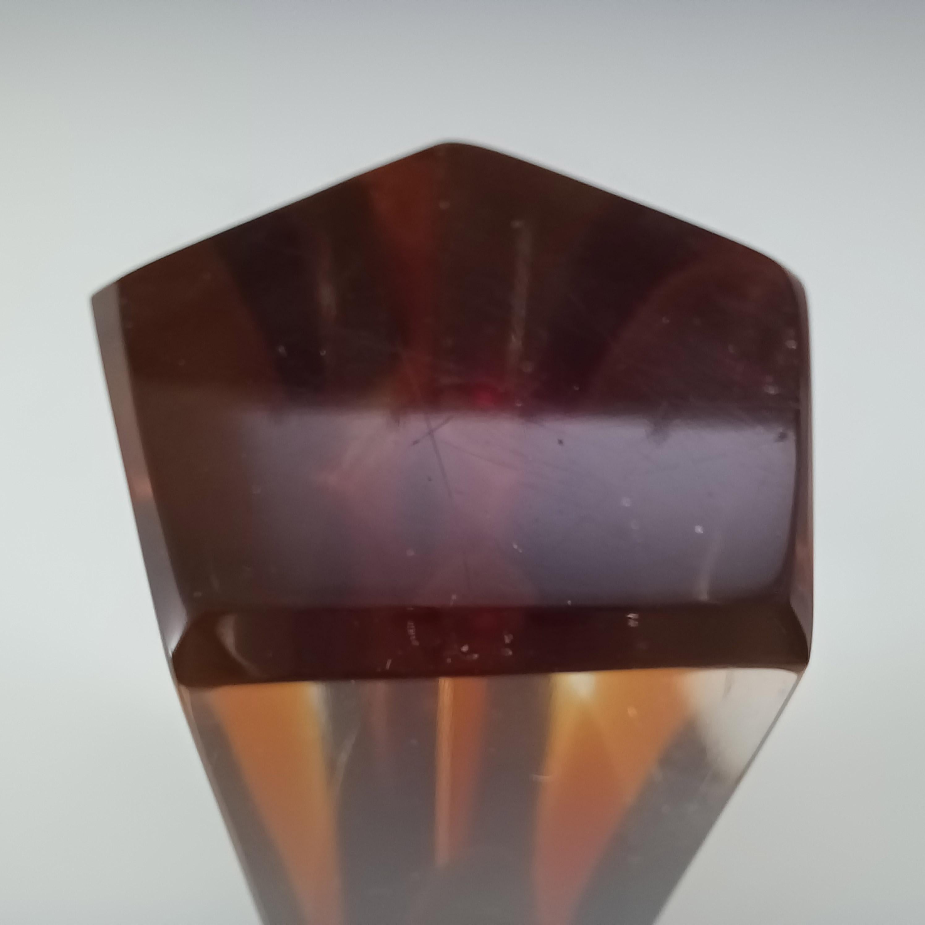 Jarrón veneciano de cristal Murano Glass Sommerso facetado rojo y ámbar siglo XX en venta