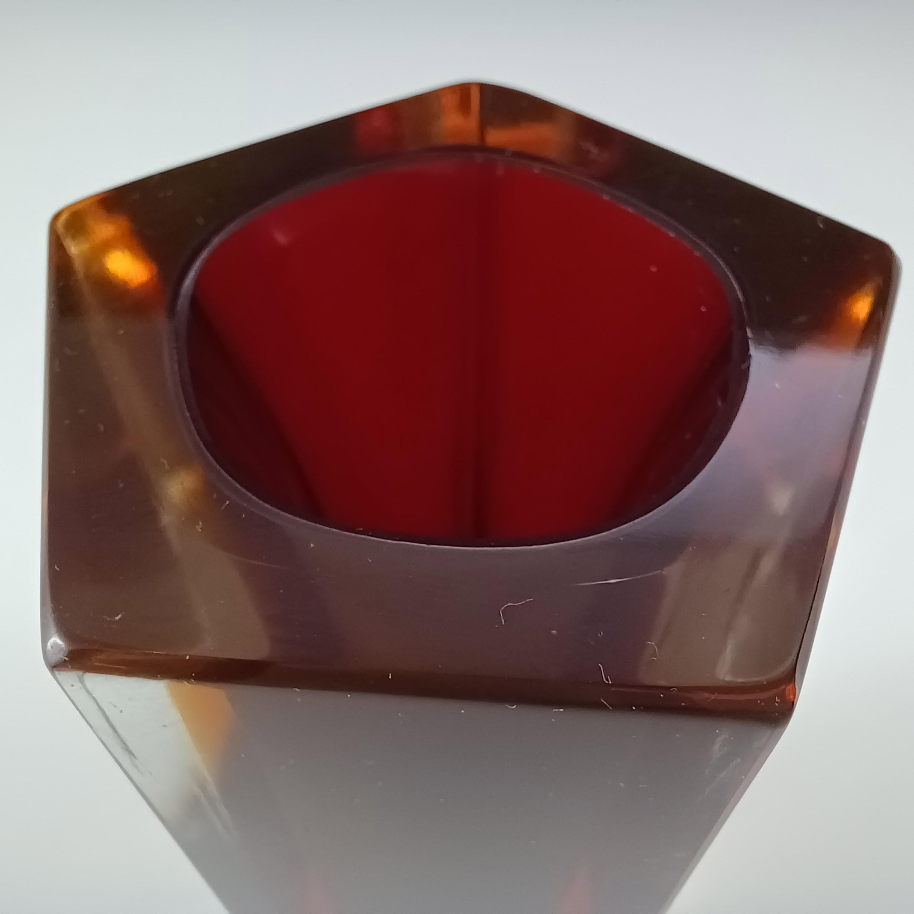 Jarrón veneciano de cristal Murano Glass Sommerso facetado rojo y ámbar Vidrio en venta