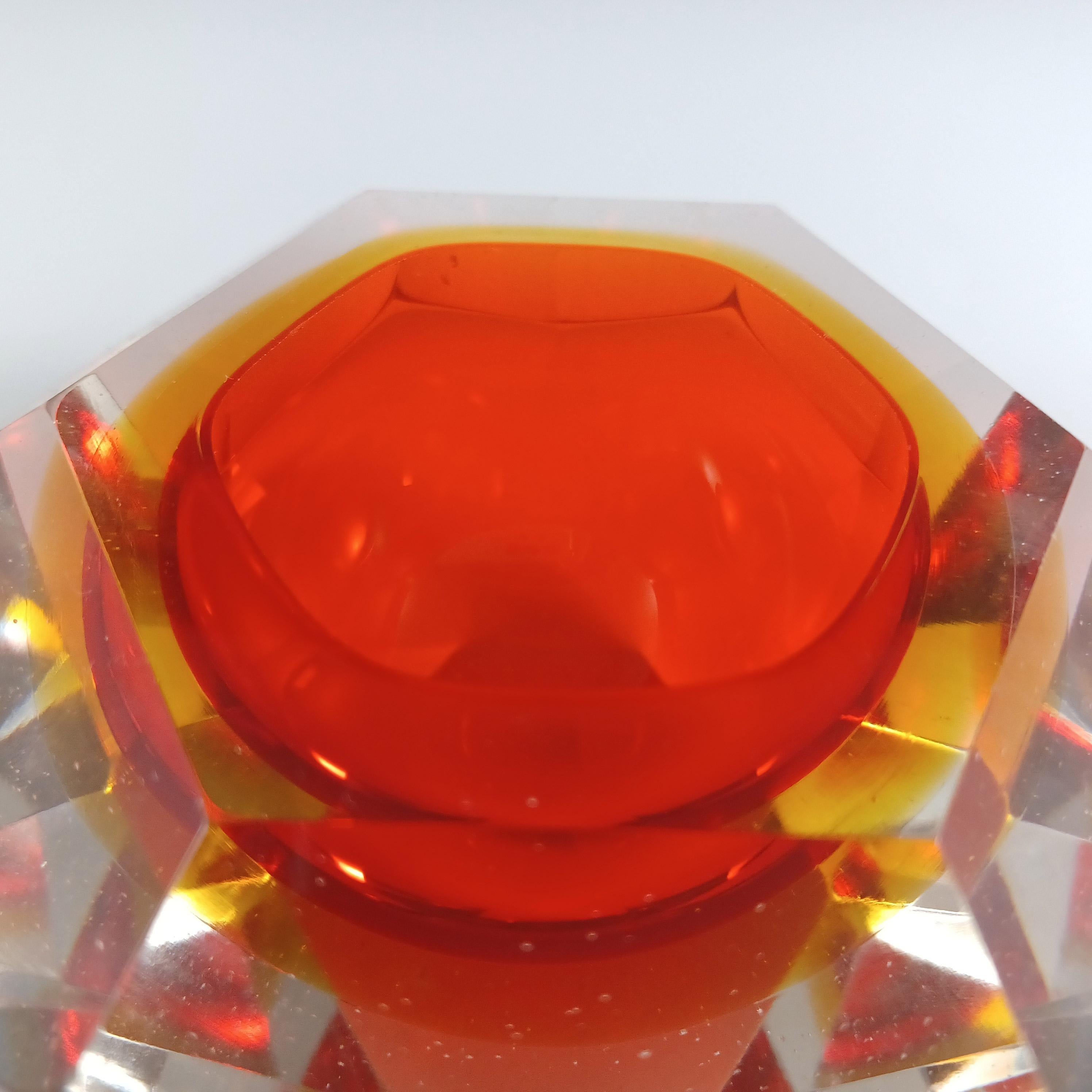 Murano Facettiertes Rot & Bernstein Sommerso Glas Vintage Block Schale (Italienisch) im Angebot
