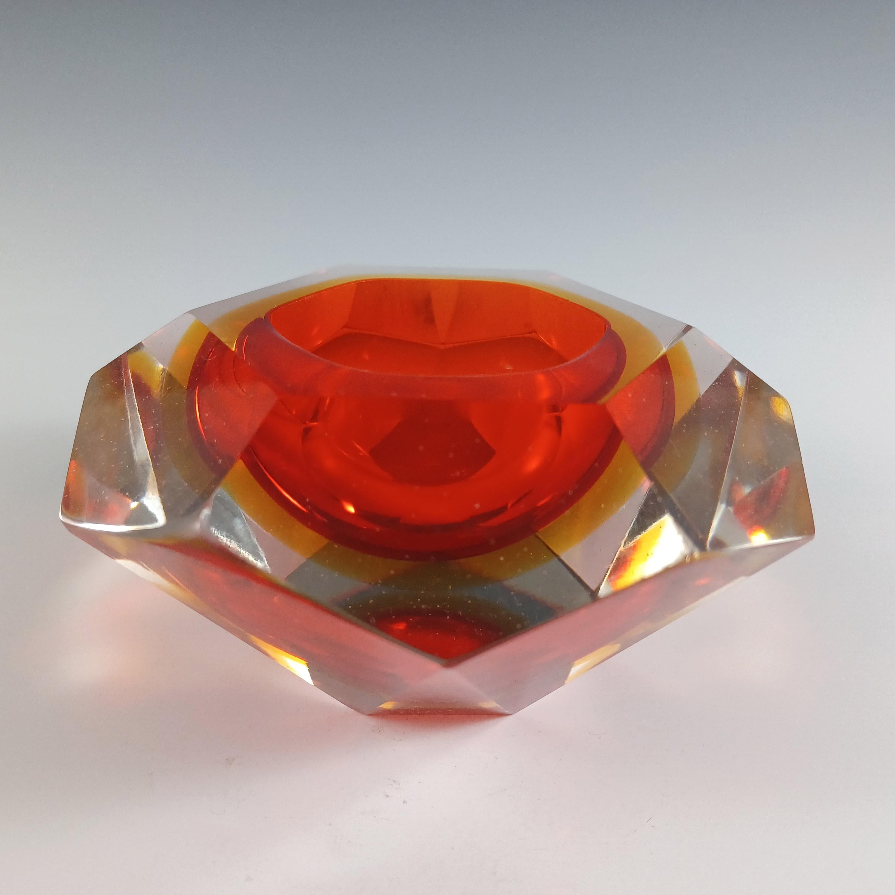 Murano Facettiertes Rot & Bernstein Sommerso Glas Vintage Block Schale (Handgefertigt) im Angebot