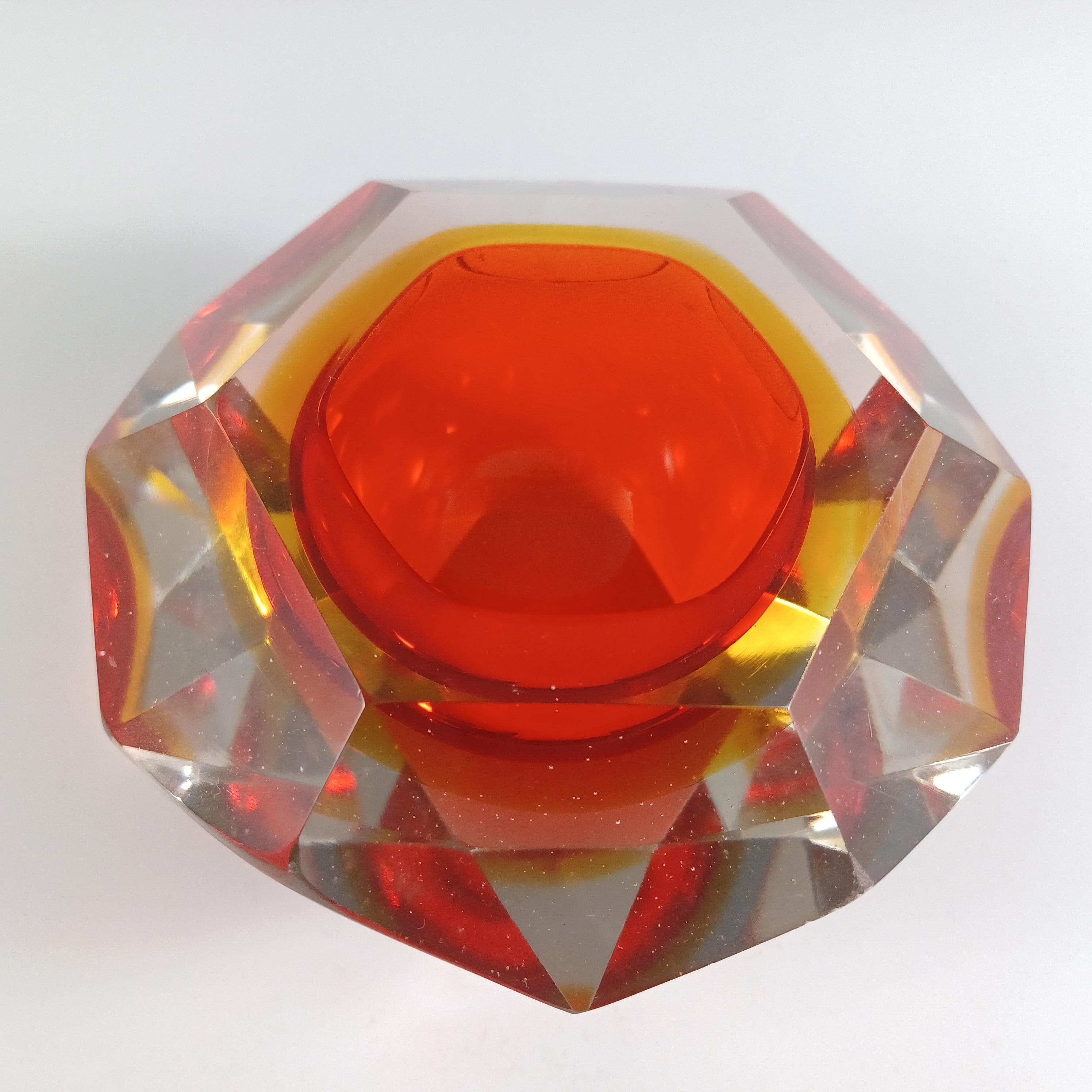 Murano Facettiertes Rot & Bernstein Sommerso Glas Vintage Block Schale im Zustand „Gut“ im Angebot in Bolton, GB