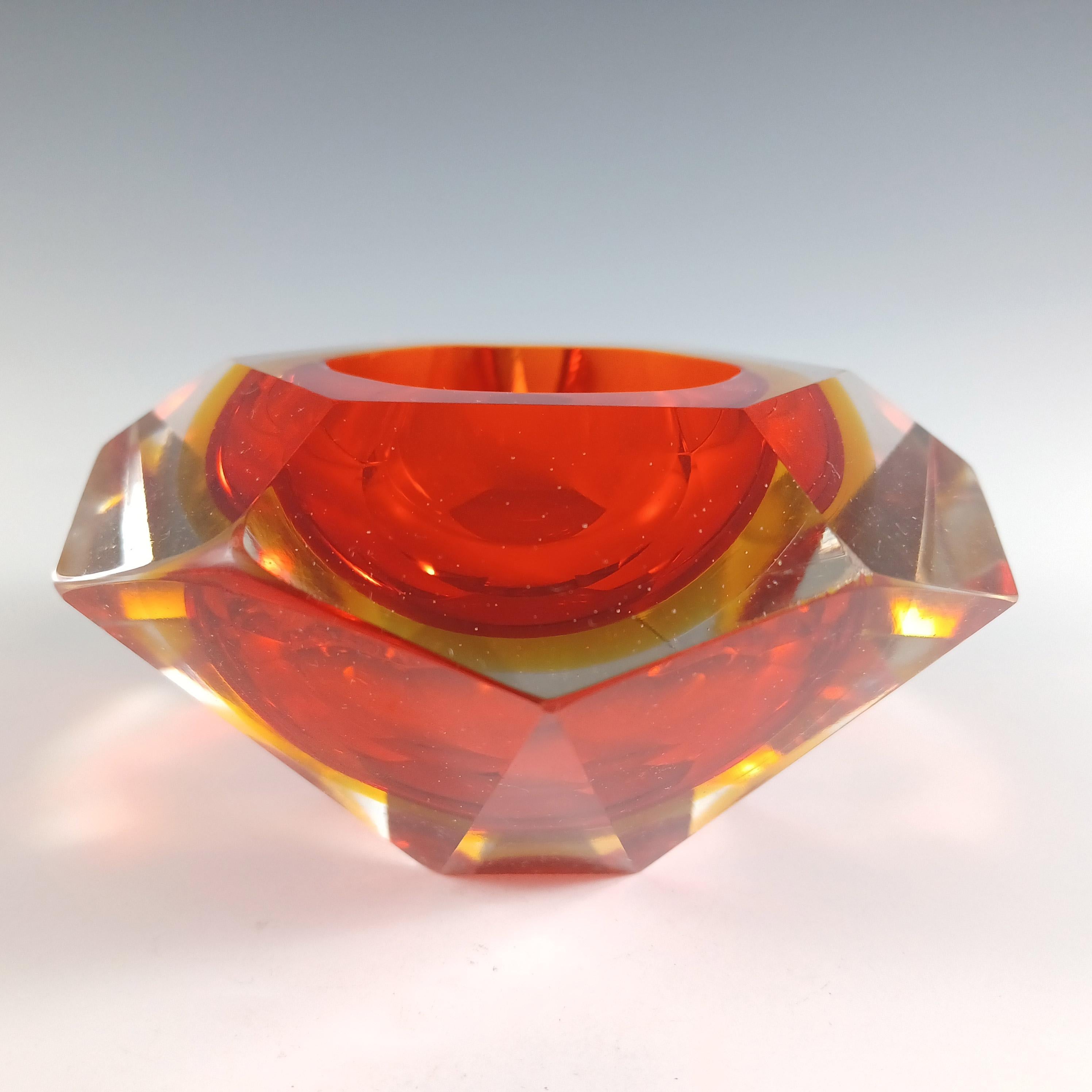 Murano Facettiertes Rot & Bernstein Sommerso Glas Vintage Block Schale (20. Jahrhundert) im Angebot