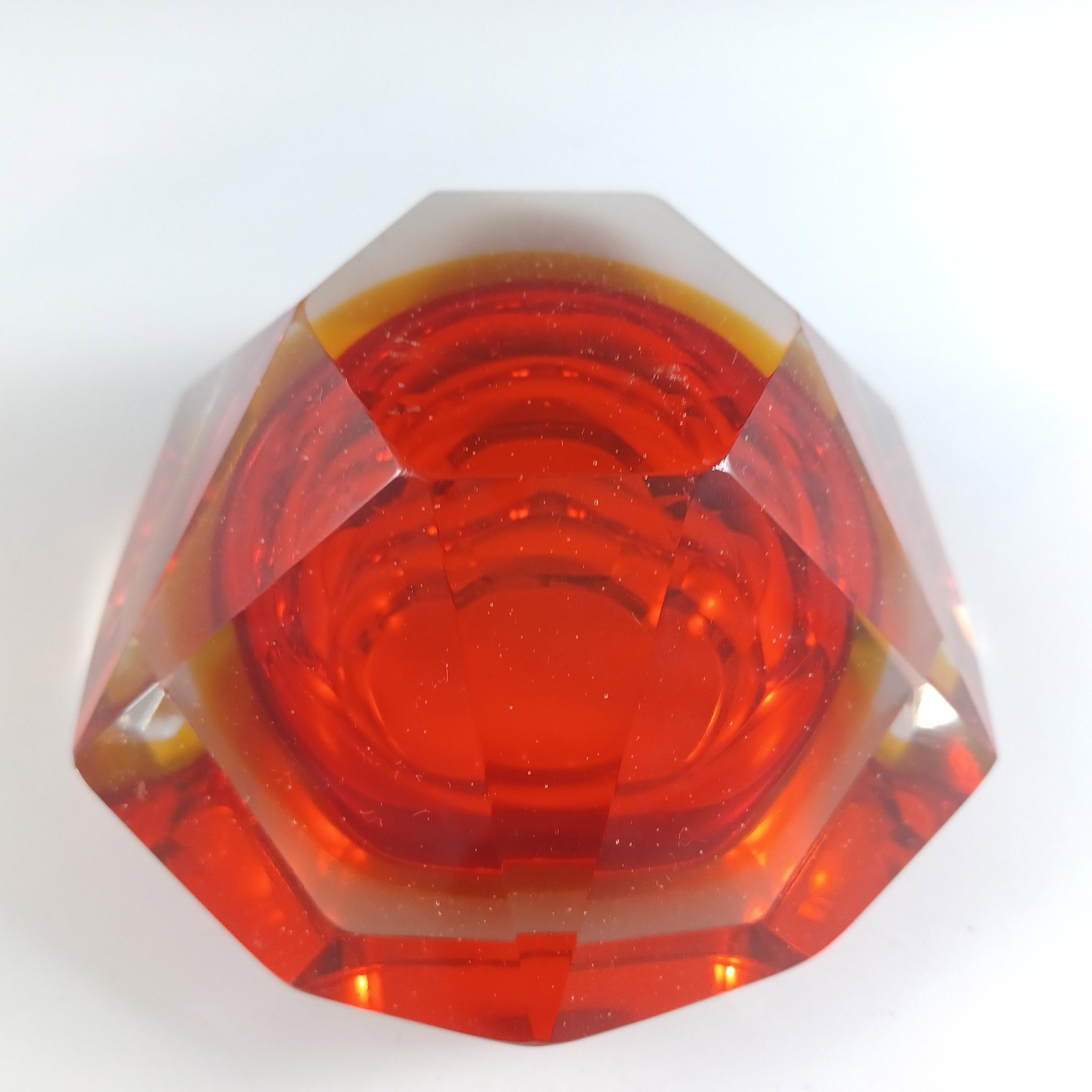 Murano Facettiertes Rot & Bernstein Sommerso Glas Vintage Block Schale im Angebot 1