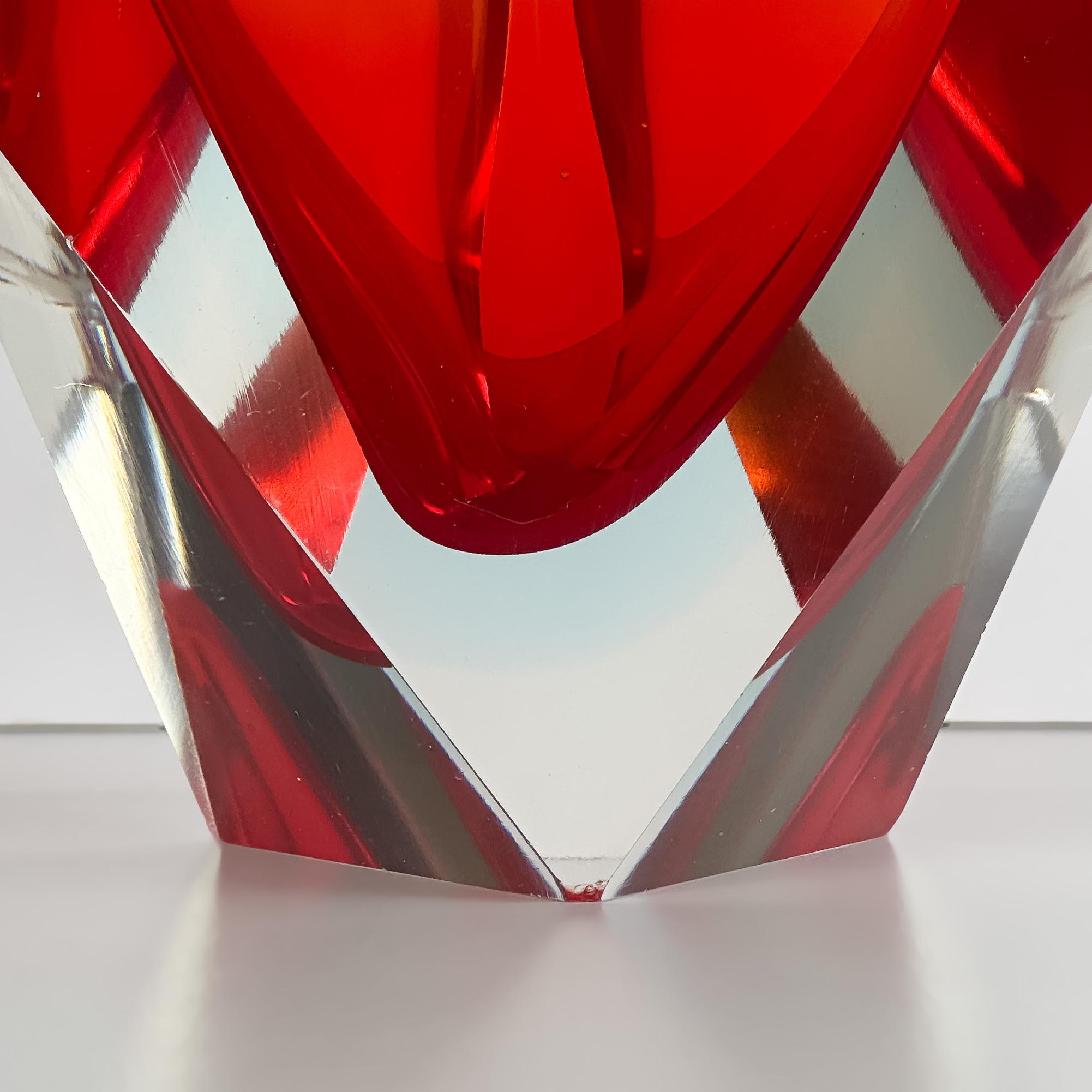 Posacenere in vetro di Murano degli anni '70, attribuito a Flavio Poli per Seguso. 
Realizzato a mano con la tecnica del sommerso, in cui strati di vetro di colore diverso vengono immersi l'uno nell'altro per creare un effetto sorprendente.
Il