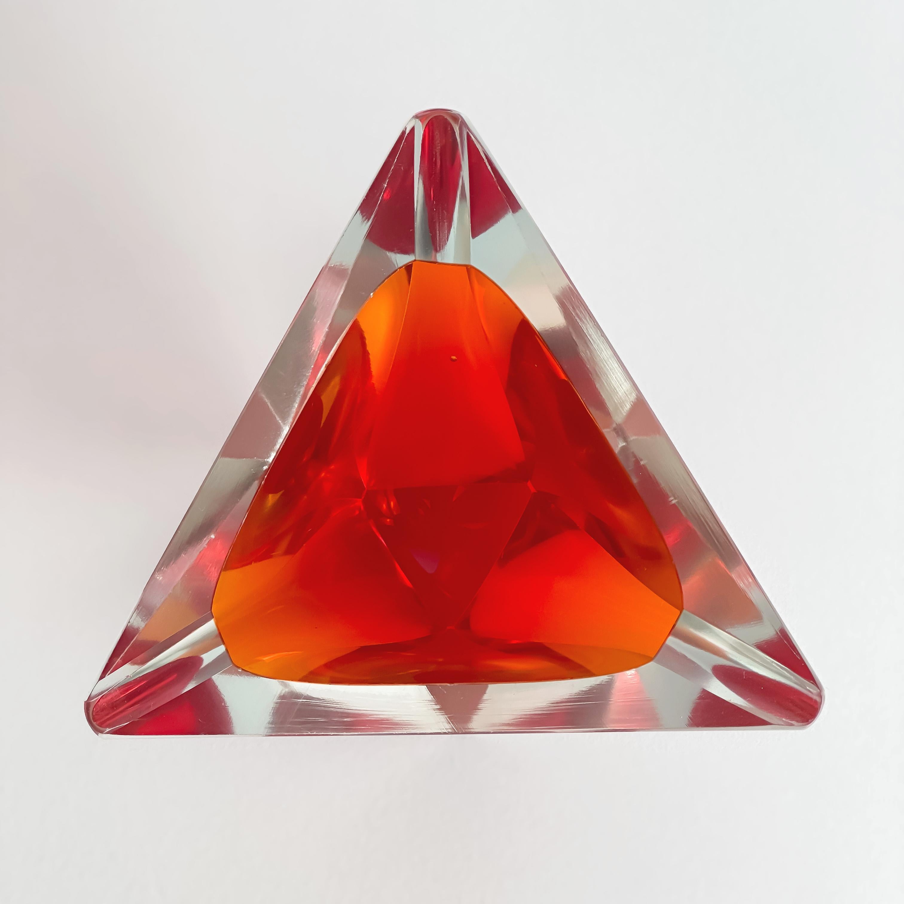 Mid-Century moderno Posacenere in vetro di Murano, triangolare, rosso/blu Sommerso. Flavio Poli Seguso, anni '70 ca. in vendita