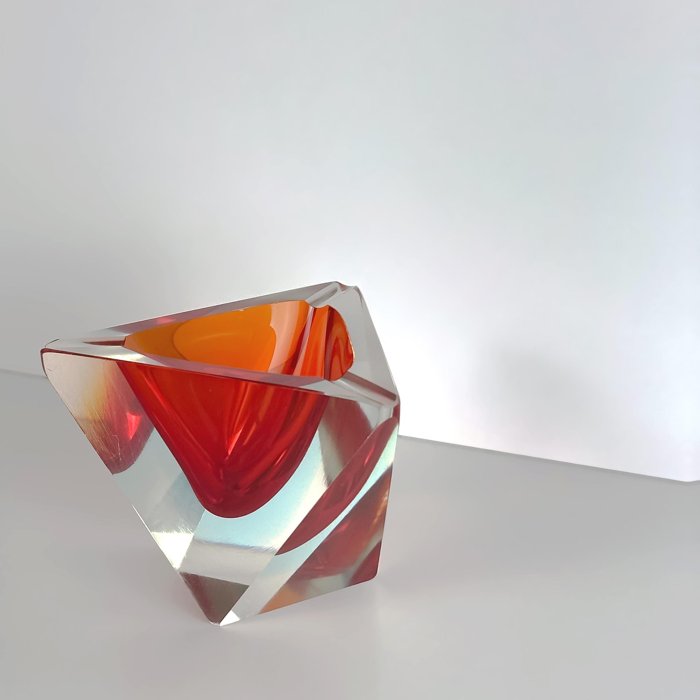 Italiano Posacenere in vetro di Murano, triangolare, rosso/blu Sommerso. Flavio Poli Seguso, anni '70 ca. in vendita